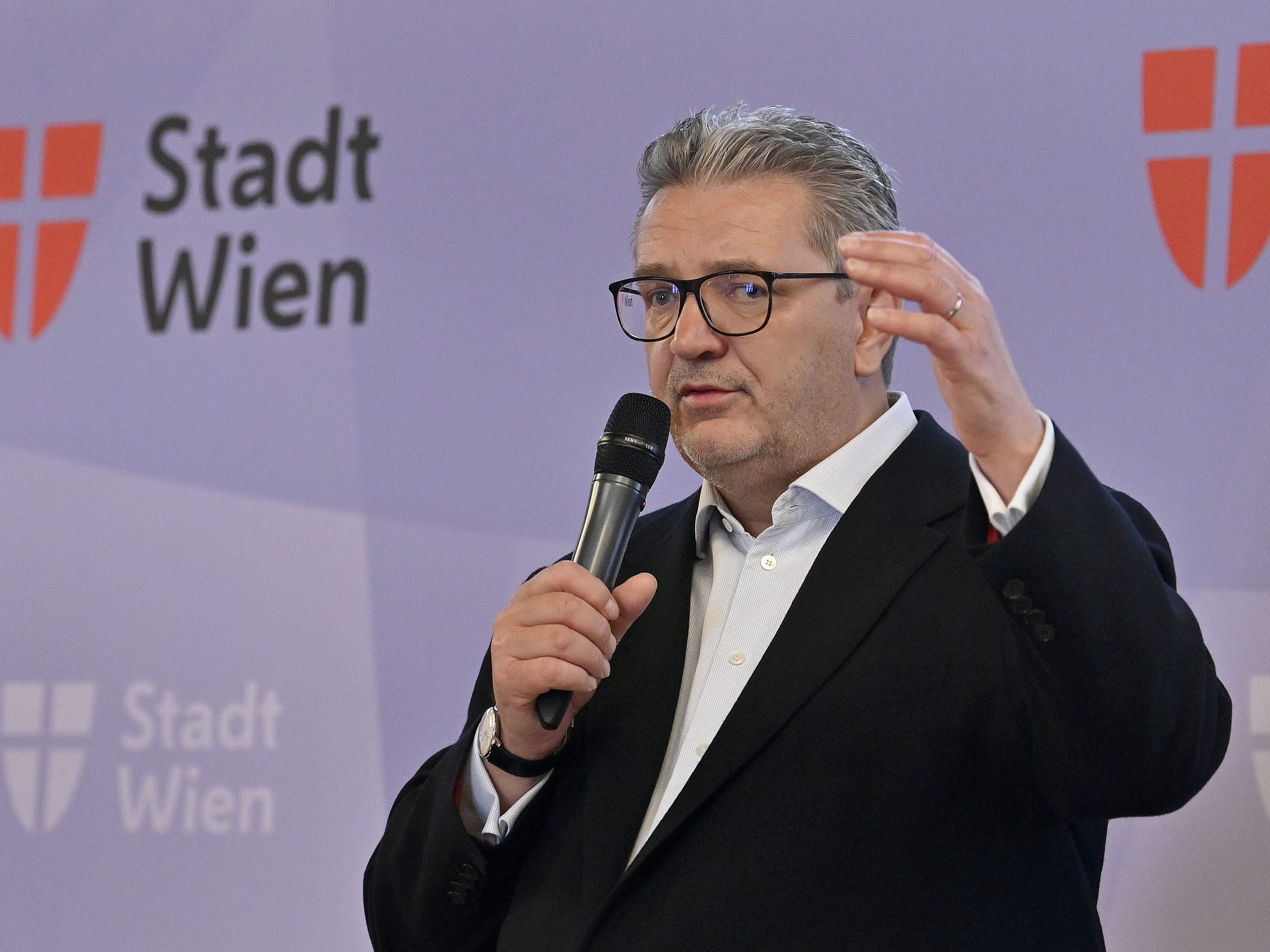 Die Corona-Situation in den Wiener Spitälern entspannt sich laut Stadtdrat Hacker. Die Corona-Situation in den Wiener Spitälern entspannt sich laut Stadtdrat Hacker.