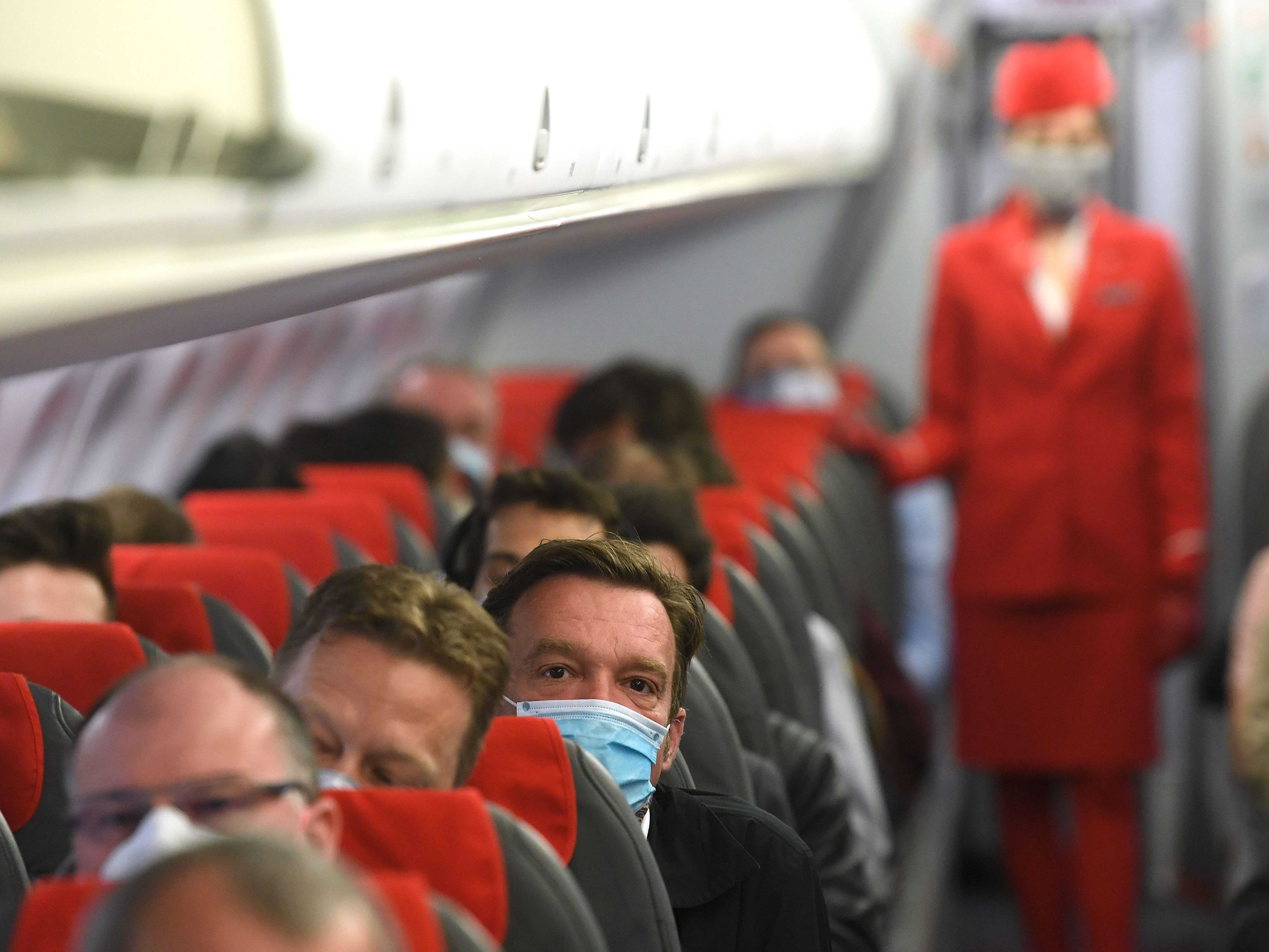 AUA behält Maskenpflicht an Flugzeug-Bord bei. AUA behält Maskenpflicht an Flugzeug-Bord bei.