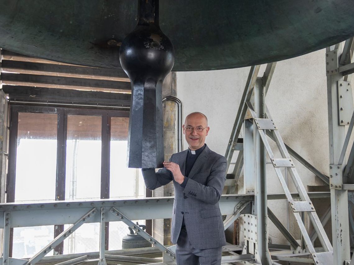 Dompfarrer Toni Faber mit der Glocke die " Pummerin". Der Wiener Stephansdom und seine berühmte Glocke, die "Pummerin", feiern dieser Tage ein 70-jähriges Jubiläum.