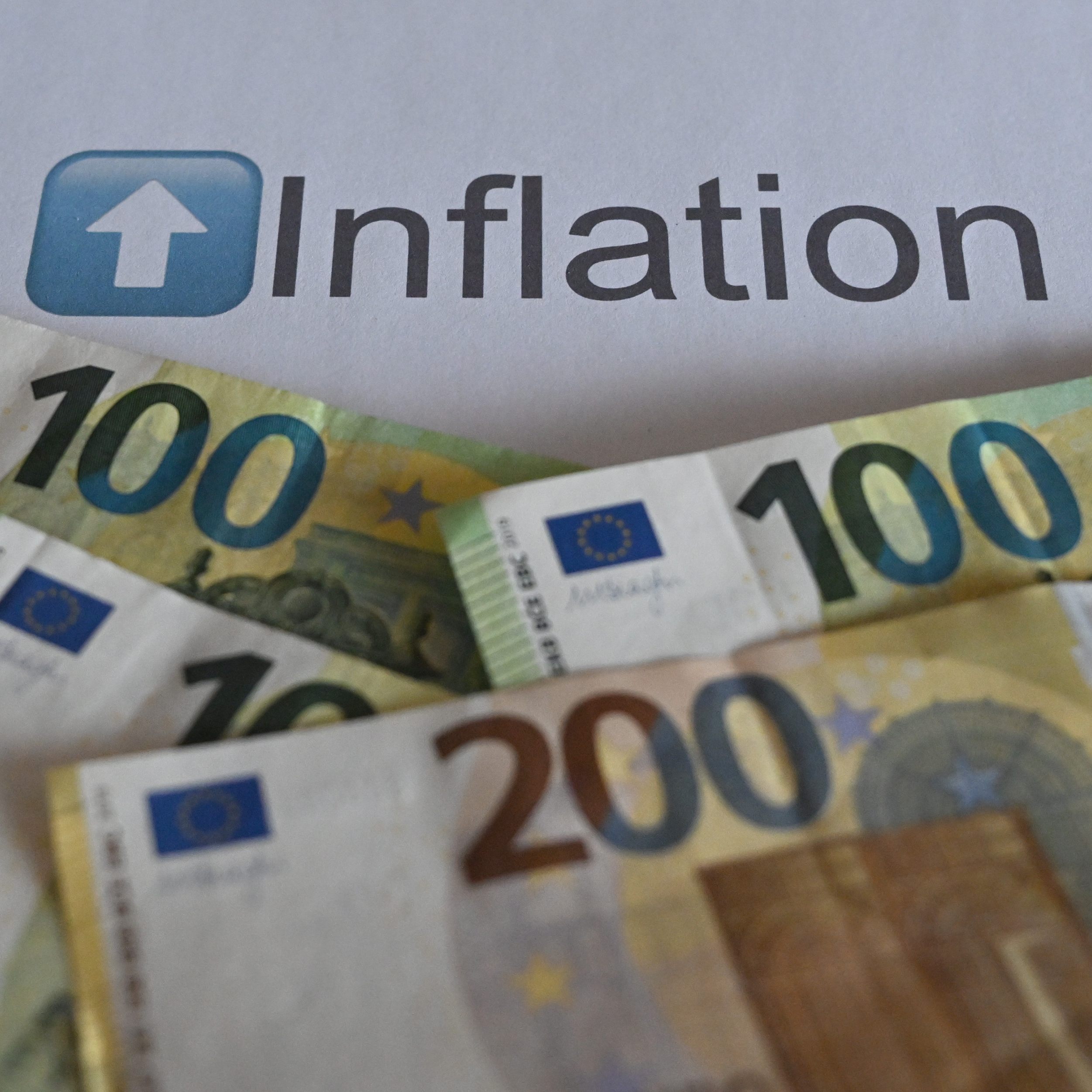 Einkommensschwache Haushalte sind durch die Teuerung gleich dreifach betroffen, so das Wifo.