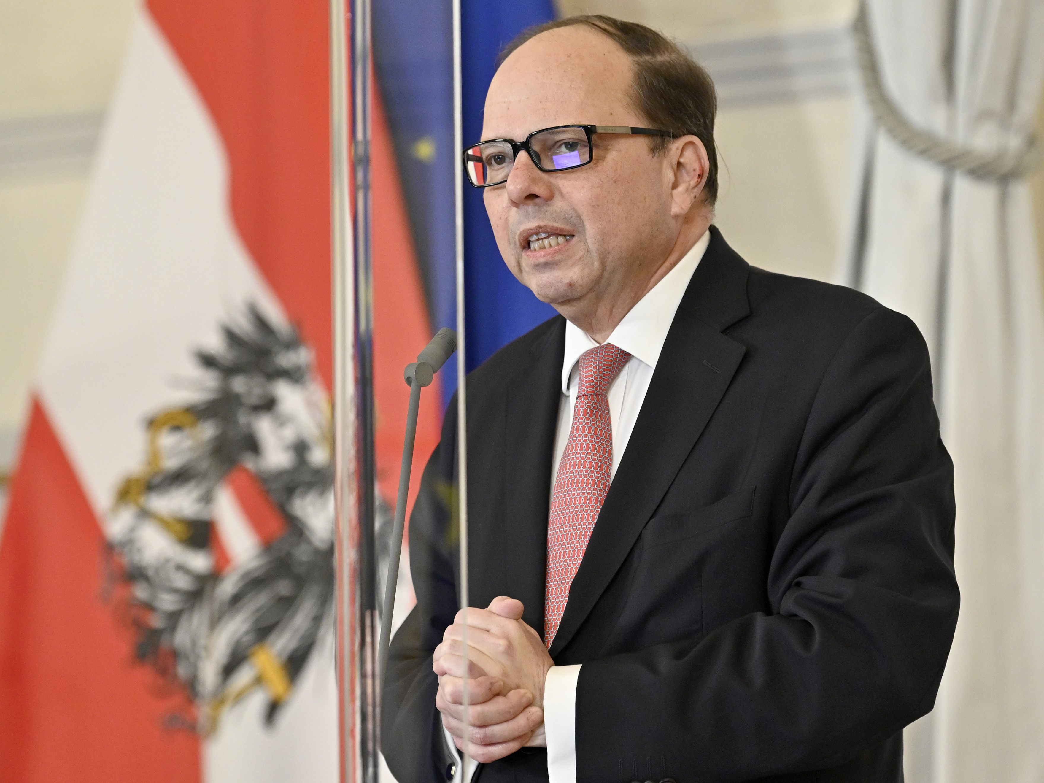 Ärztekammer-Präsident Thomas Szekeres spricht sich weiter für Quarantäne-Maßnahmen im Zusammenhang mit dem Coronavirus aus. Ärztekammer-Präsident Thomas Szekeres spricht sich weiter für Quarantäne-Maßnahmen im Zusammenhang mit dem Coronavirus aus.