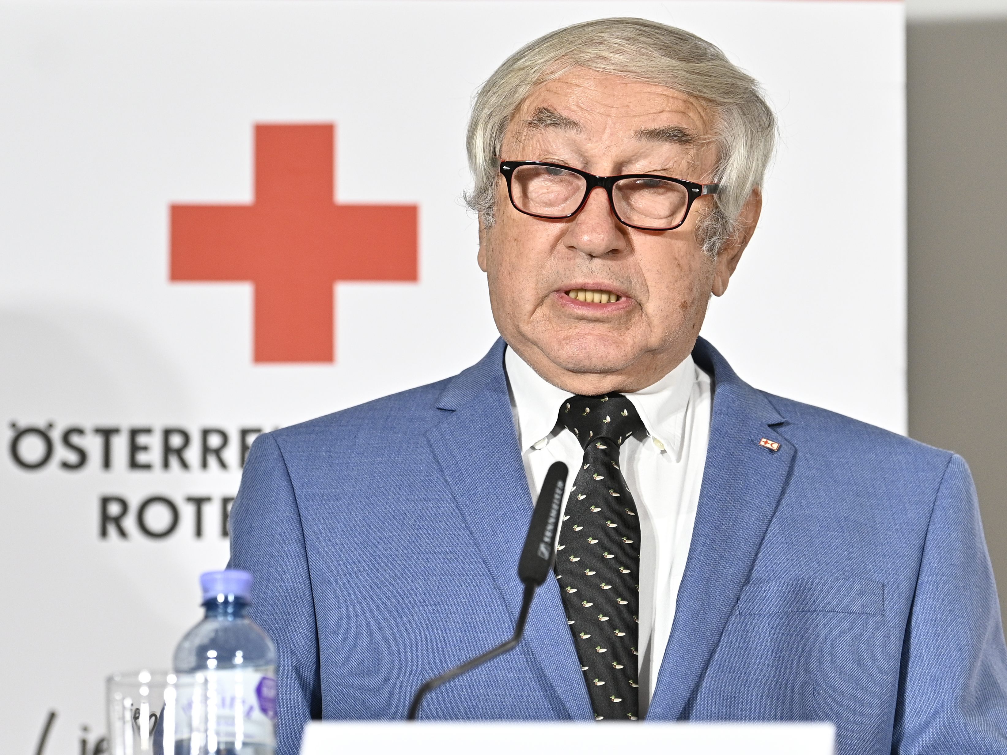 ÖRK-Präsident Gerald Schöpf forderte 17 Millionen Euro jährlich aus dem Katastrophenfonds, um das Rote Kreuz krisensicher machen zu können. ÖRK-Präsident Gerald Schöpf forderte 17 Millionen Euro jährlich aus dem Katastrophenfonds, um das Rote Kreuz krisensicher machen zu können.
