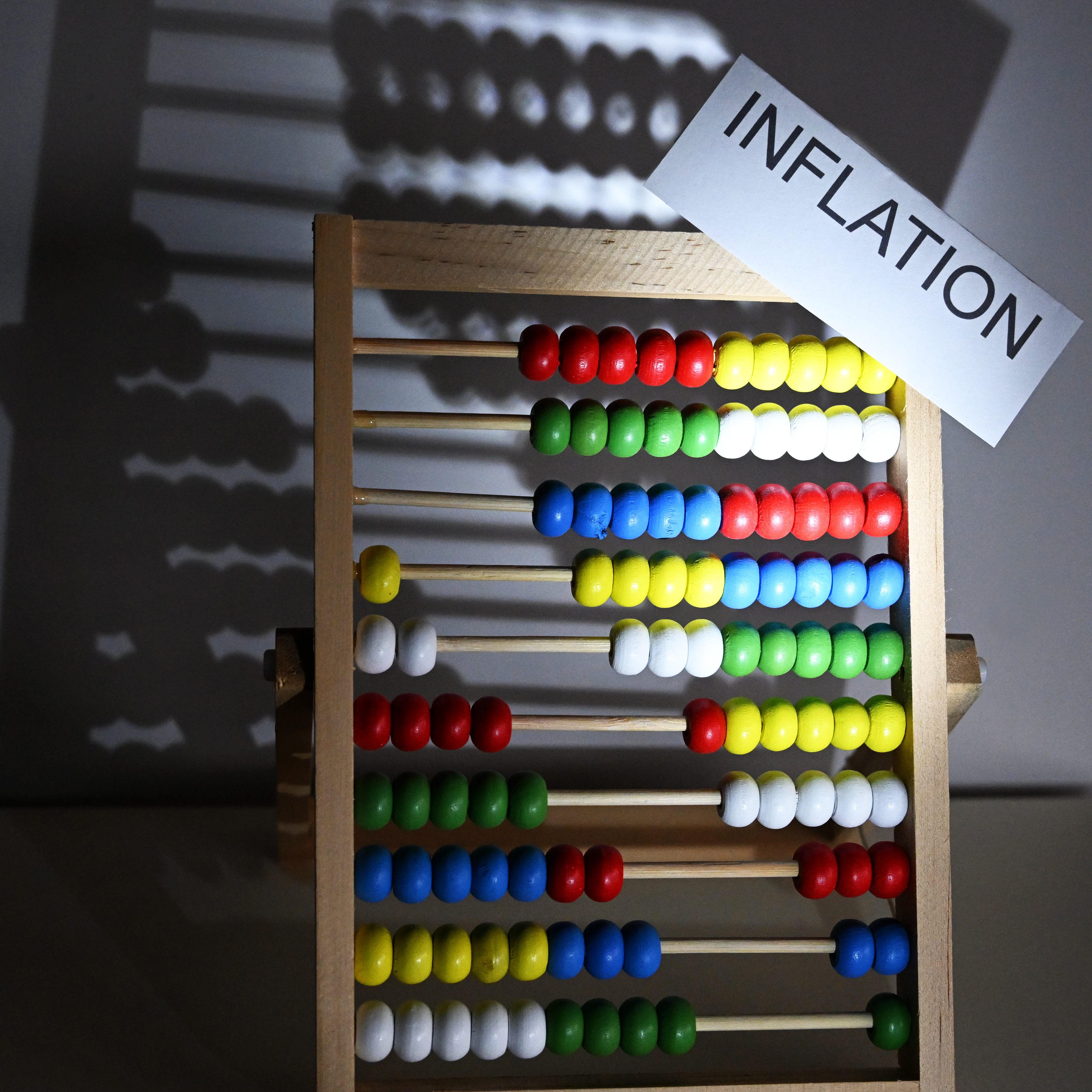 Die Österreicher leiden immer mehr unter der hohen Inflation.