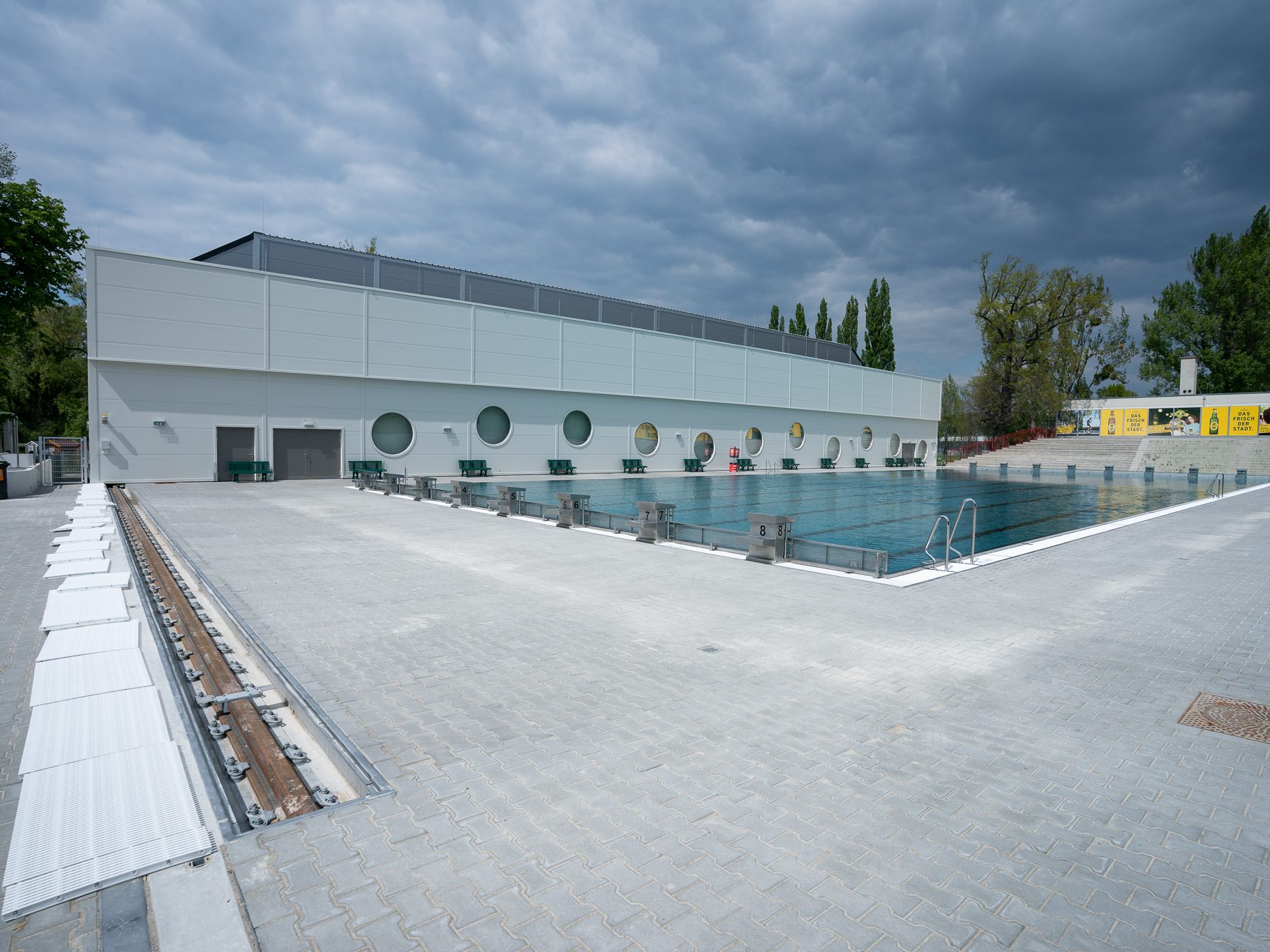 Ein Becken im Stadionbad in Wien-Leopoldstadt wird in der Wintersaison zum Hallenbad.