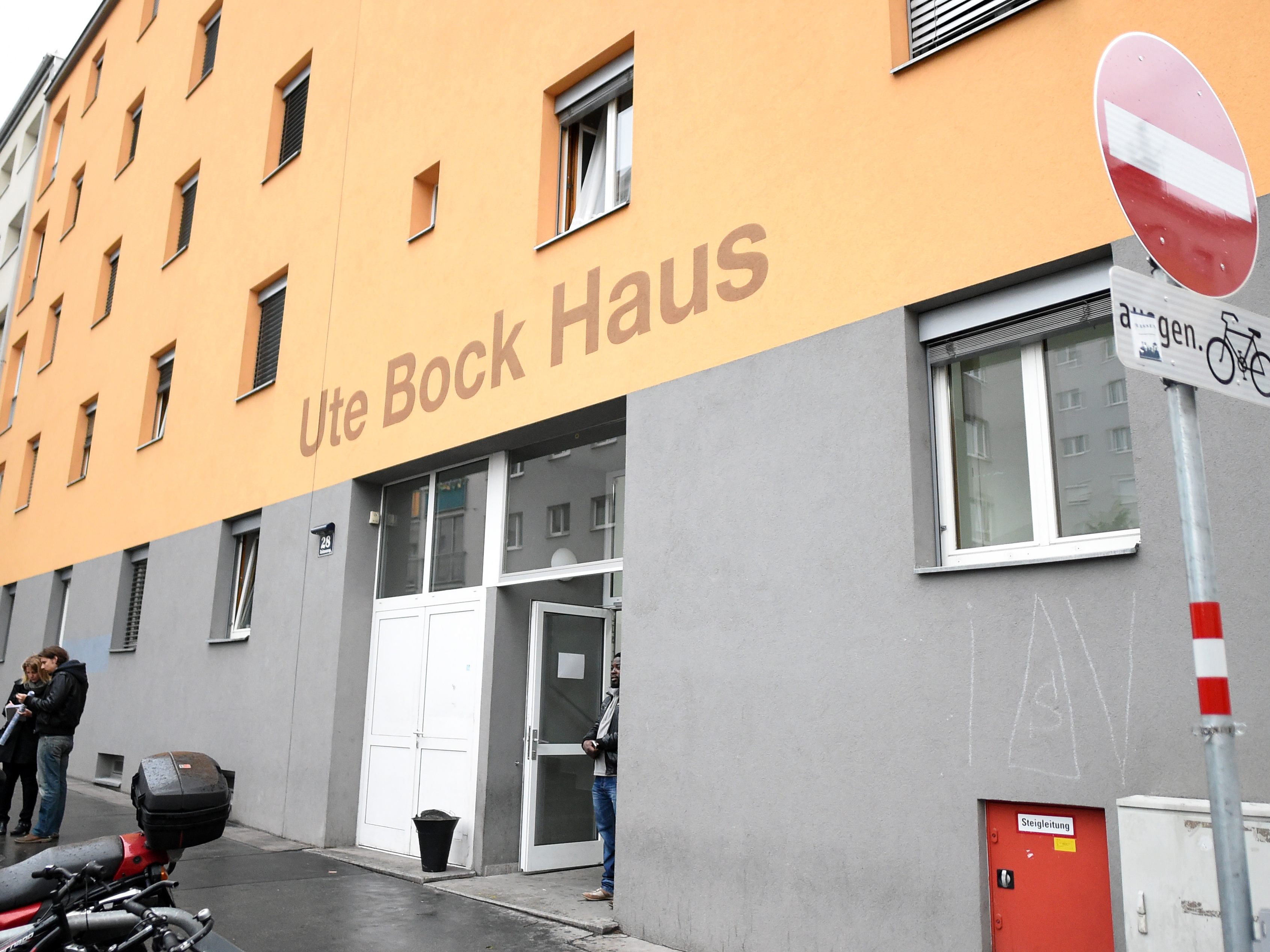 Das Ute Bock-Haus wurde zum Ziel einer rechtsextremen Störaktion Das Ute Bock-Haus wurde zum Ziel einer rechtsextremen Störaktion