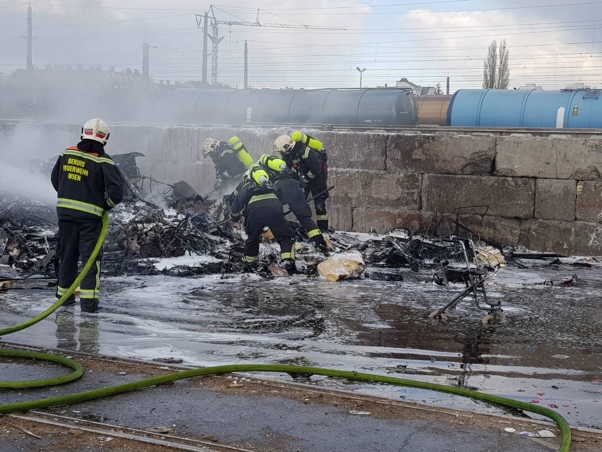 Die Wiener Südosttangente (A23) in der Donaustadt ist nach einem Brand in einem nahegelegenen Entsorgungsbetrieb am Sonntagnachmittag für eine halbe Stunde gesperrt gewesen. Die Wiener Südosttangente (A23) in der Donaustadt ist nach einem Brand in einem nahegelegenen Entsorgungsbetrieb am Sonntagnachmittag für eine halbe Stunde gesperrt gewesen.