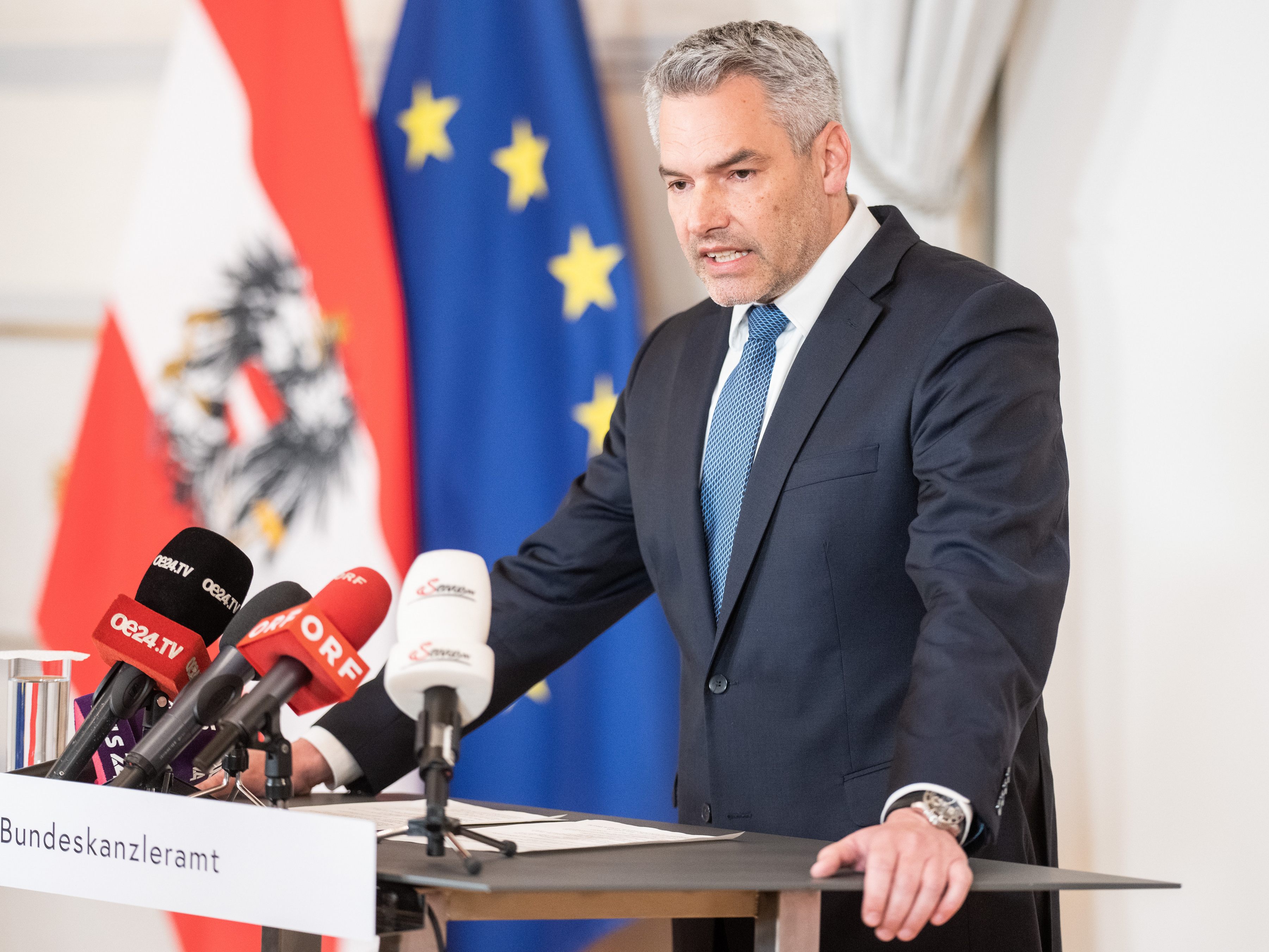 Bundeskanzler Karl Nehammer (ÖVP) gab zur Causa rund um den von zwei Personenschützern der Kanzlerfamilie verursachten Autounfall ein Presse-Statement ab. Bundeskanzler Karl Nehammer (ÖVP) gab zur Causa rund um den von zwei Personenschützern der Kanzlerfamilie verursachten Autounfall ein Presse-Statement ab.