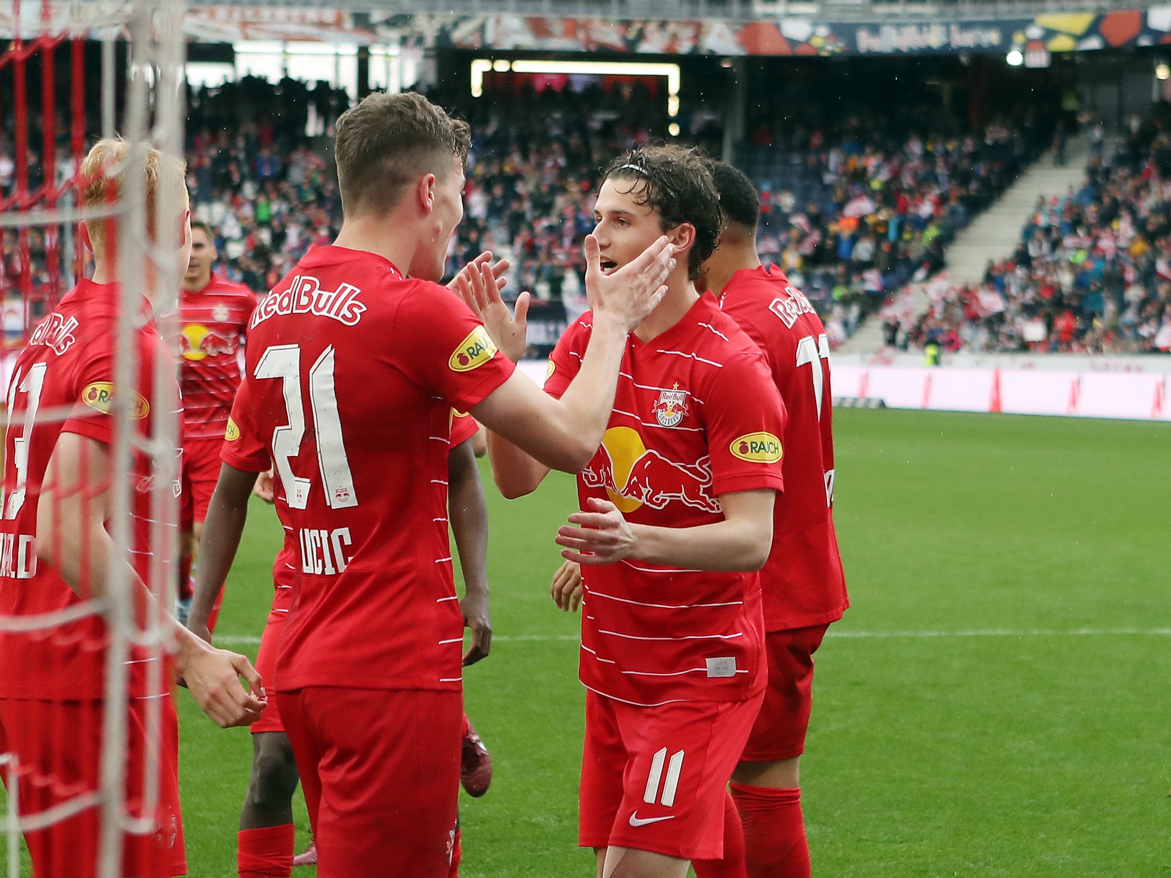 RB Salzburg hat in der Fußball-Bundesliga den Meistertitel errungen. Die Mozartstädter besiegten Austria Wien mit 5:0. RB Salzburg hat in der Fußball-Bundesliga den Meistertitel errungen. Die Mozartstädter besiegten Austria Wien mit 5:0.