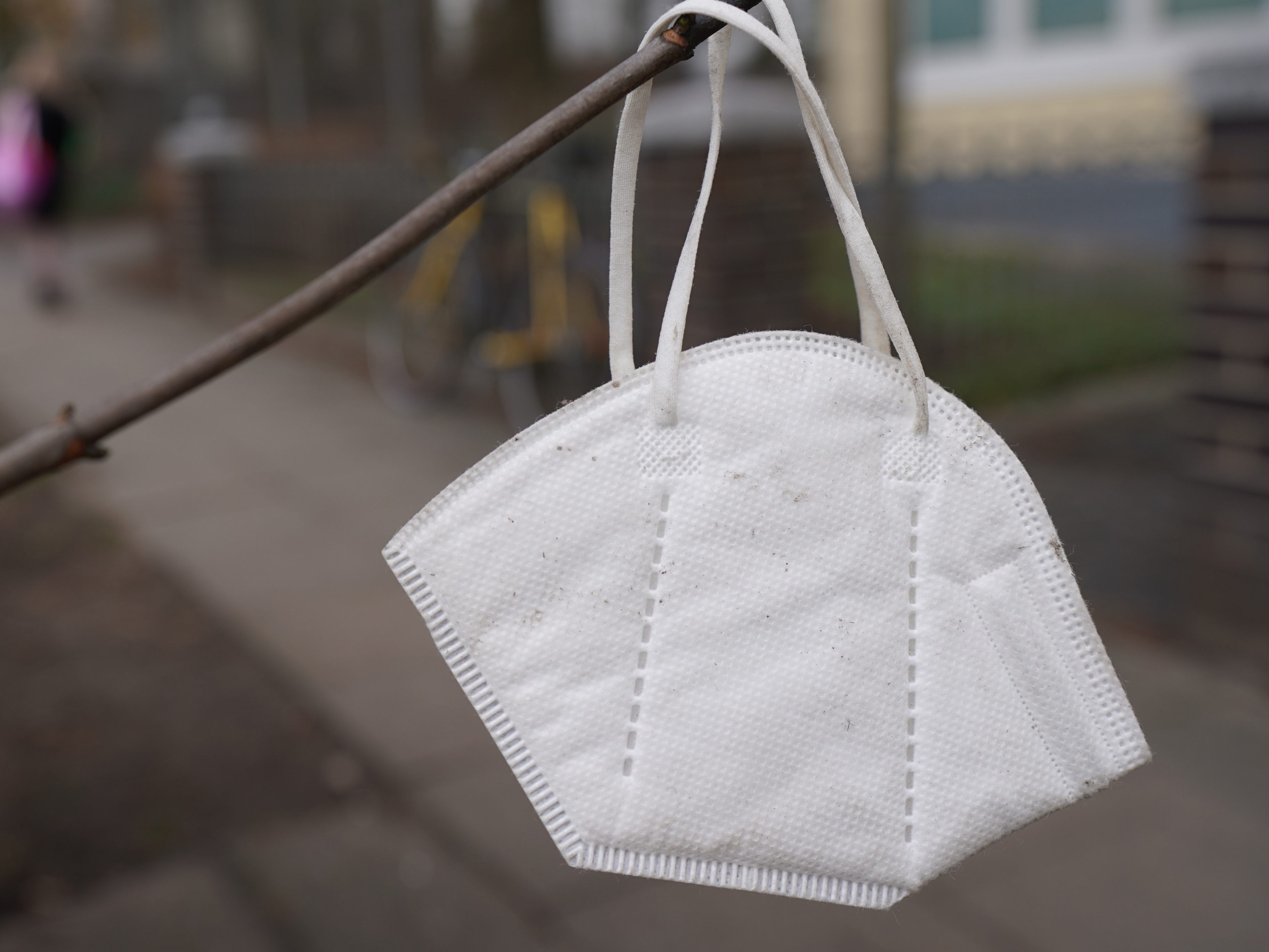 Weg damit: Ab Karsamstag fällt in Österreich in weiten Teilen die Maskenpflicht. Weg damit: Ab Karsamstag fällt in Österreich in weiten Teilen die Maskenpflicht.