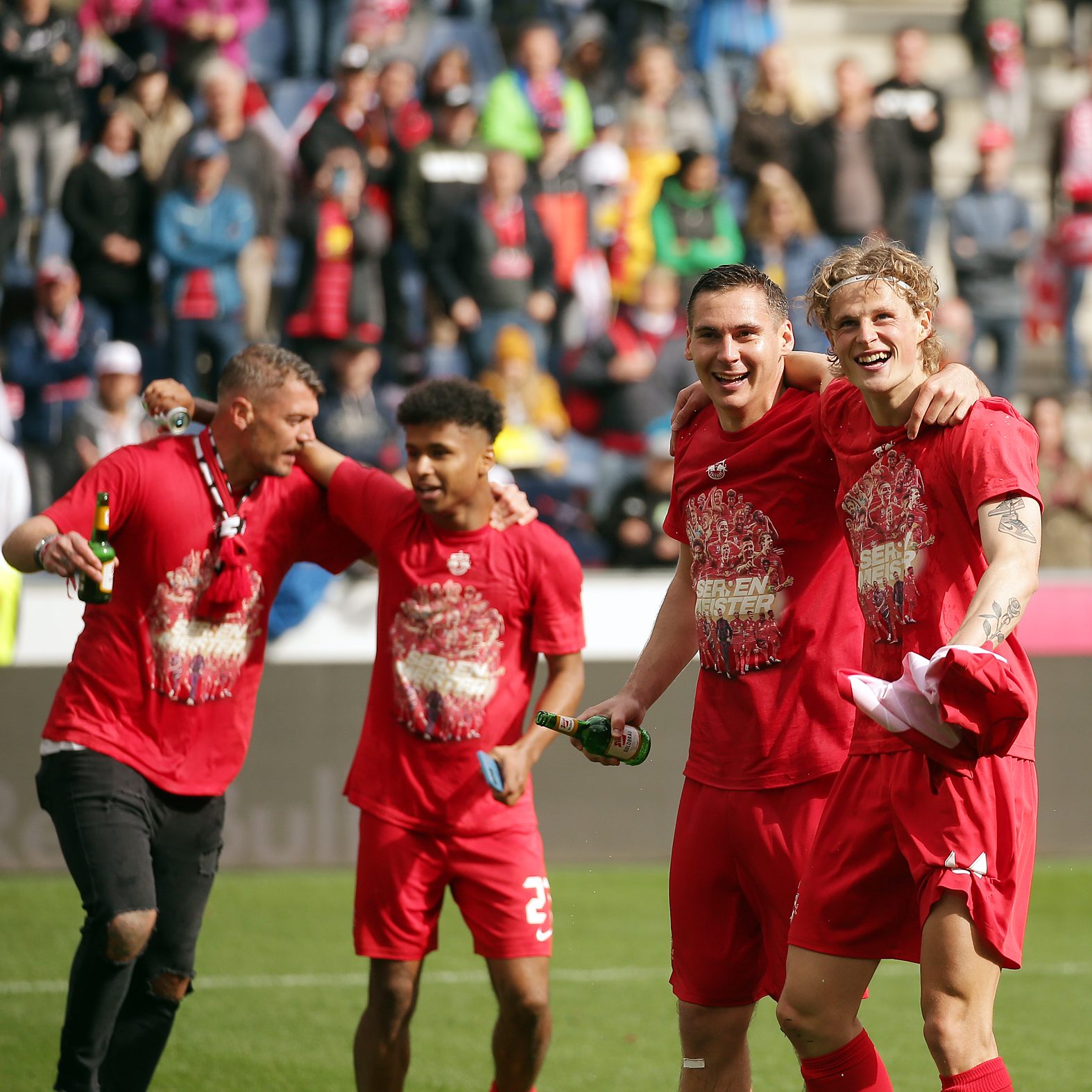Salzburg bejubelt nach dem 5:0-Sieg gegen Austria Wien den 9. Meistertitel..