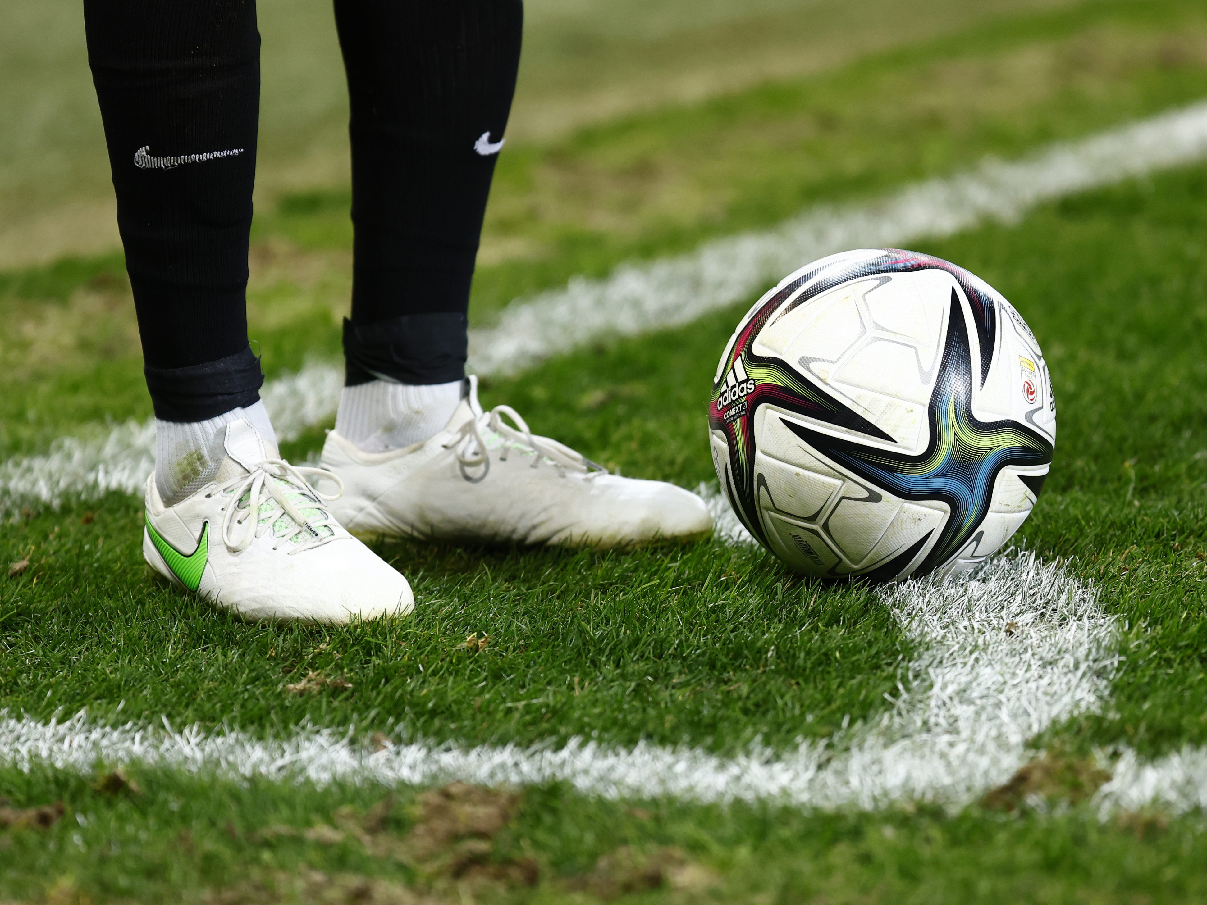Ein Fußballspieler soll bei einem Match in Wien-Favoriten gegen den Kopf getreten worden sein.