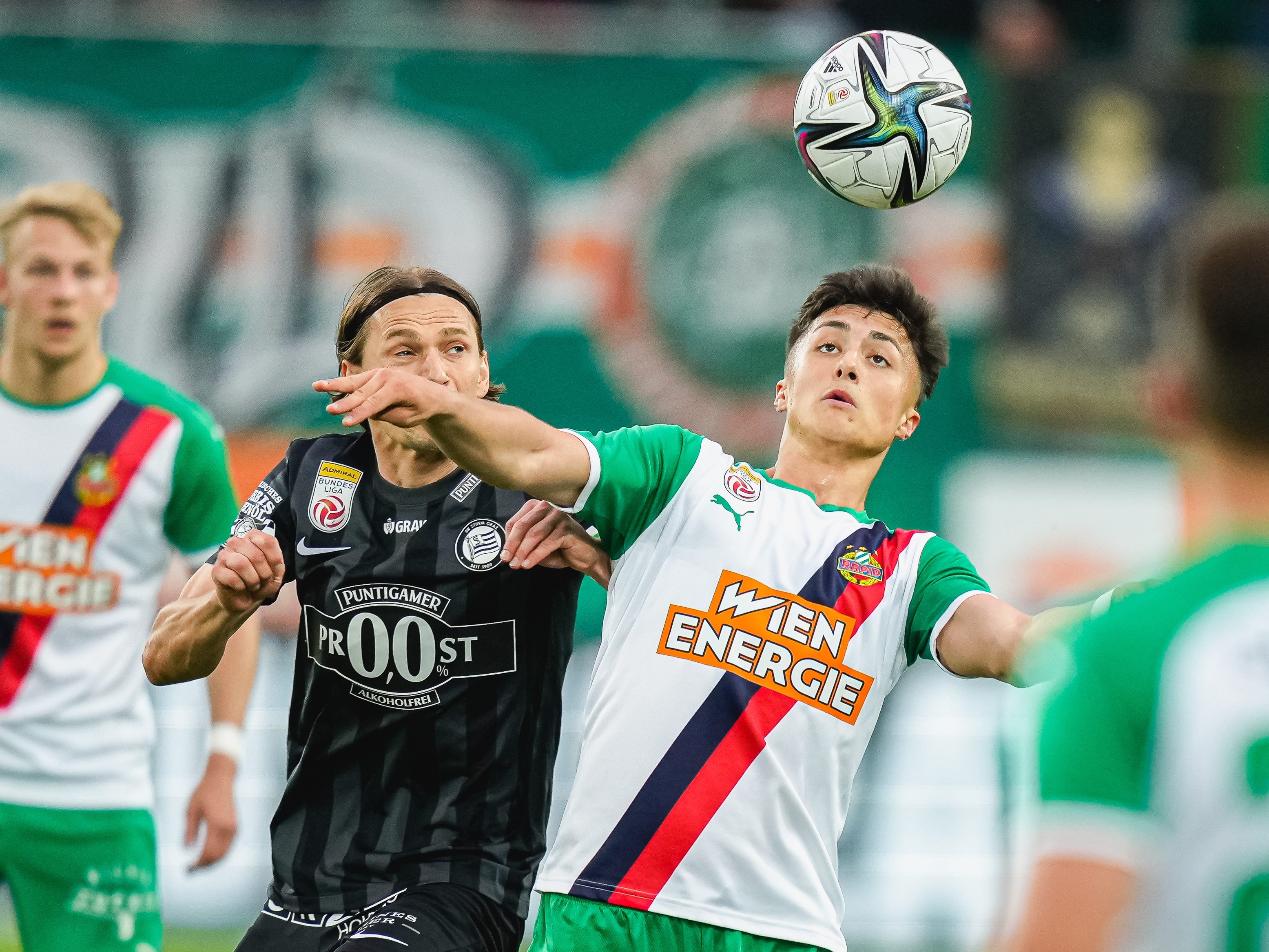 Sturm Graz festigte Platz zwei bei Rapid Wien.