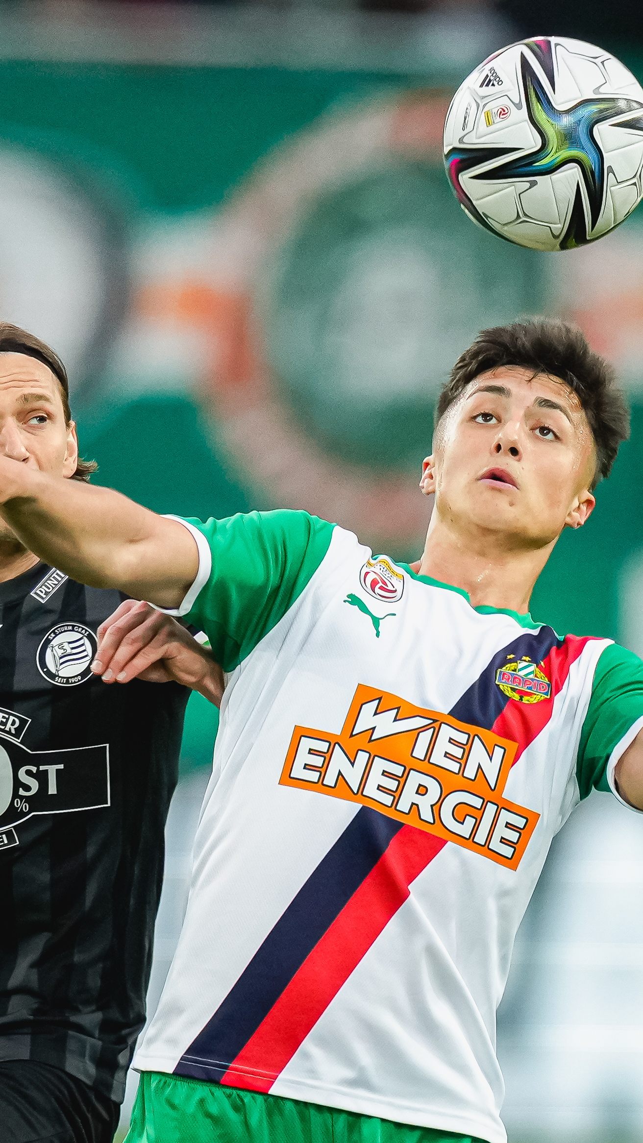 Sturm Graz festigte Platz zwei bei Rapid Wien.
