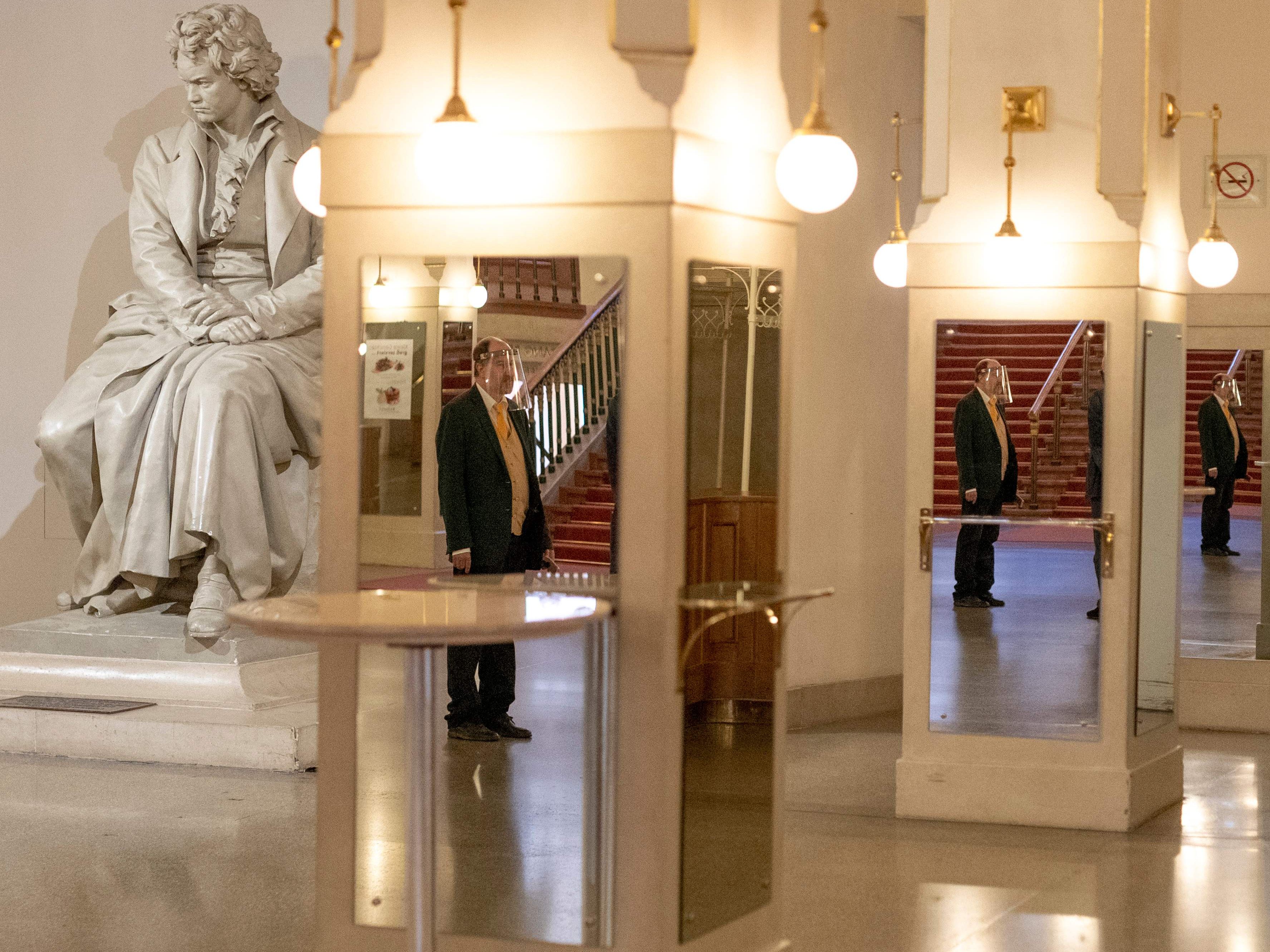 Stardirigent Teodor Currentzis tritt bei einem Benefizkonzert für die Ukraine im Wiener Konzerthaus auf.