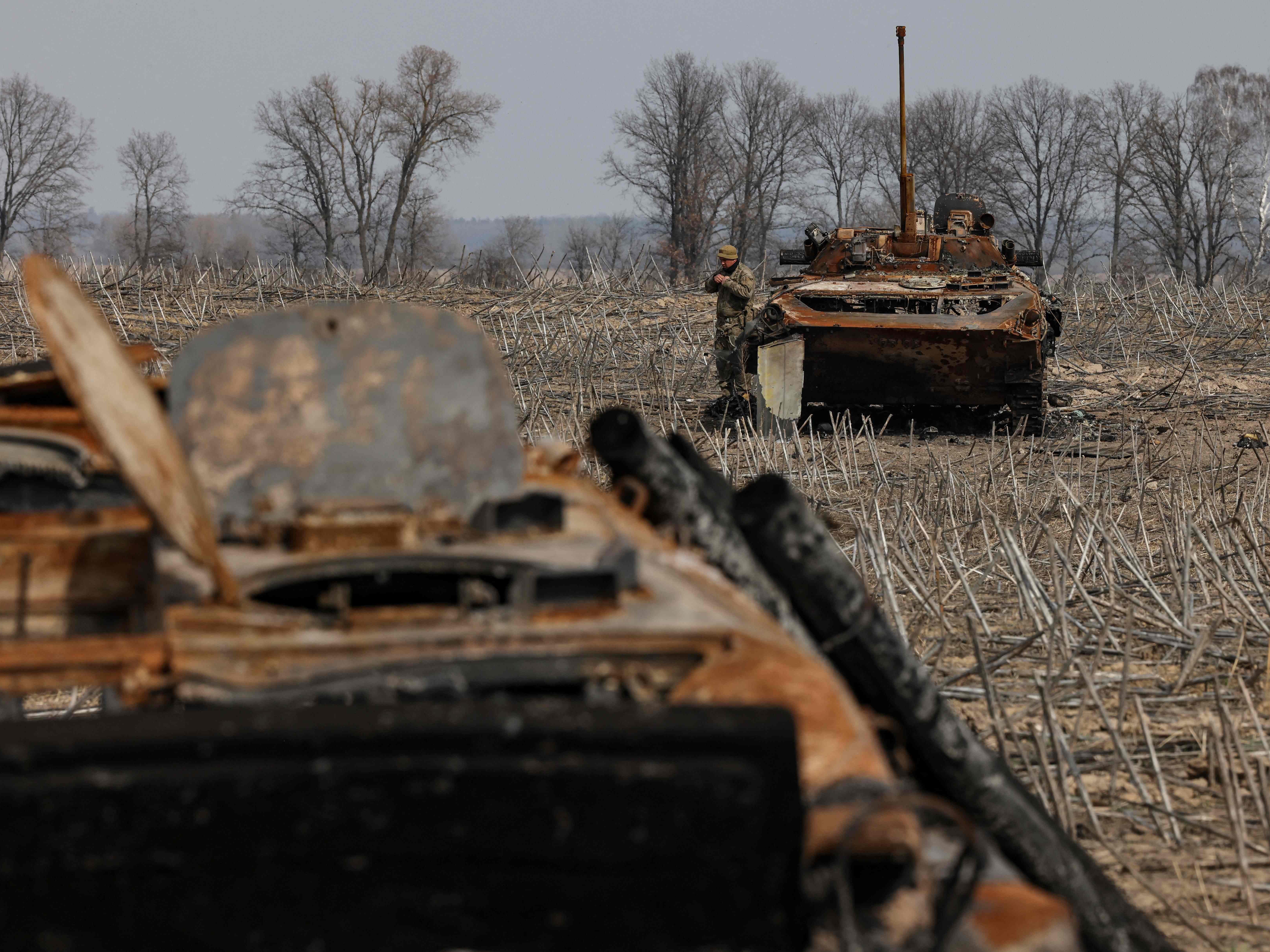 LIVE-Blog zur Ukraine am Freitag. Im Hintergrund zu sehen: Ein verbrannter russischer Panzer auf ukrainischem Boden. LIVE-Blog zur Ukraine am Freitag. Im Hintergrund zu sehen: Ein verbrannter russischer Panzer auf ukrainischem Boden.
