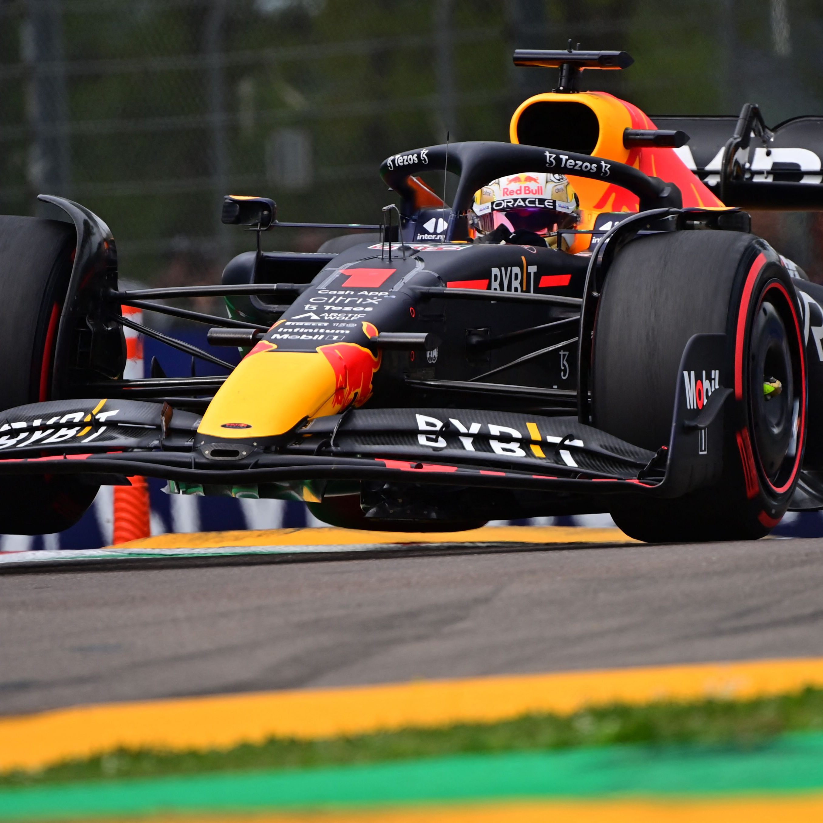 Max Verstappen startet in Imola von der Pole Position.