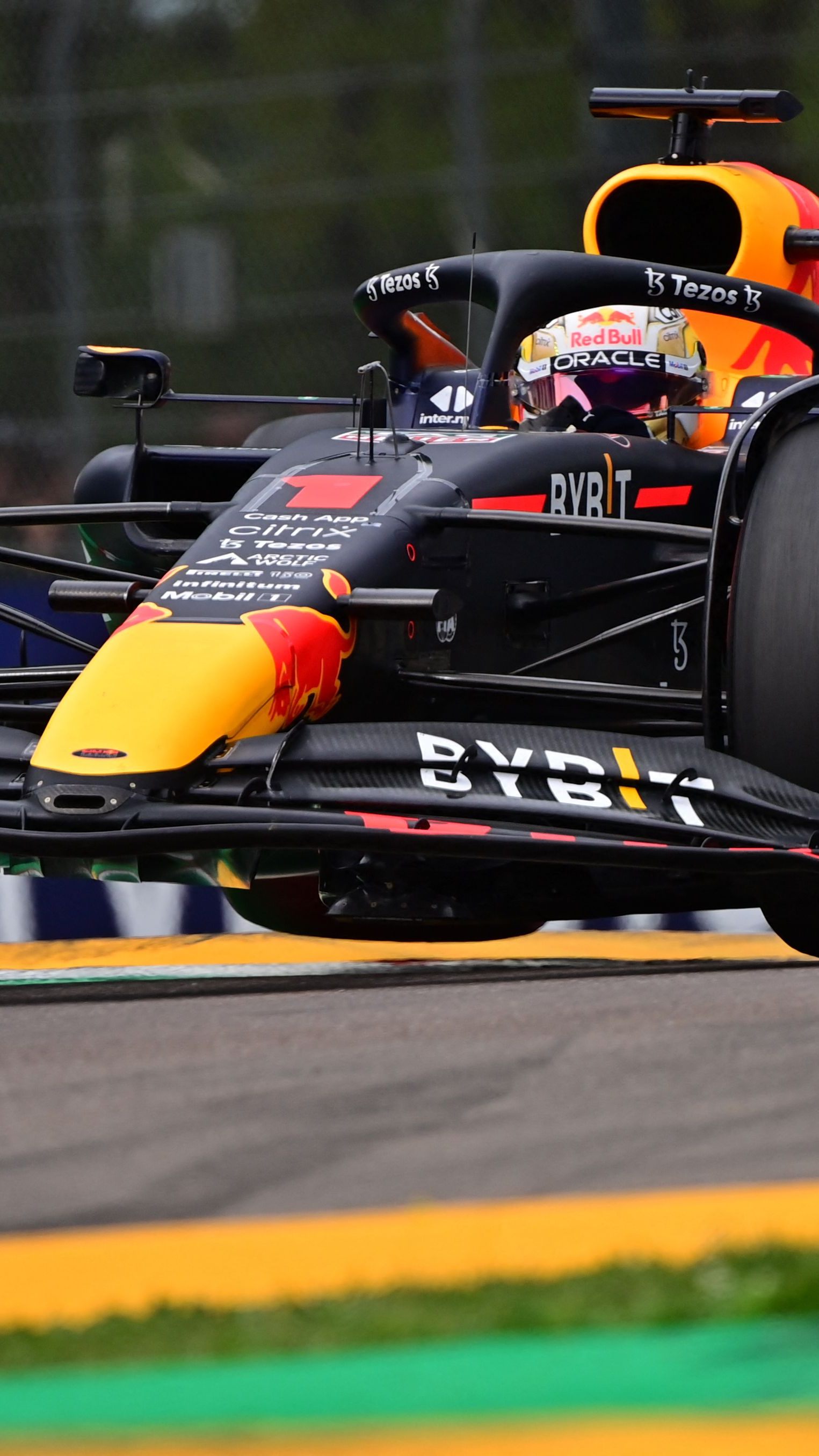 Max Verstappen startet in Imola von der Pole Position.