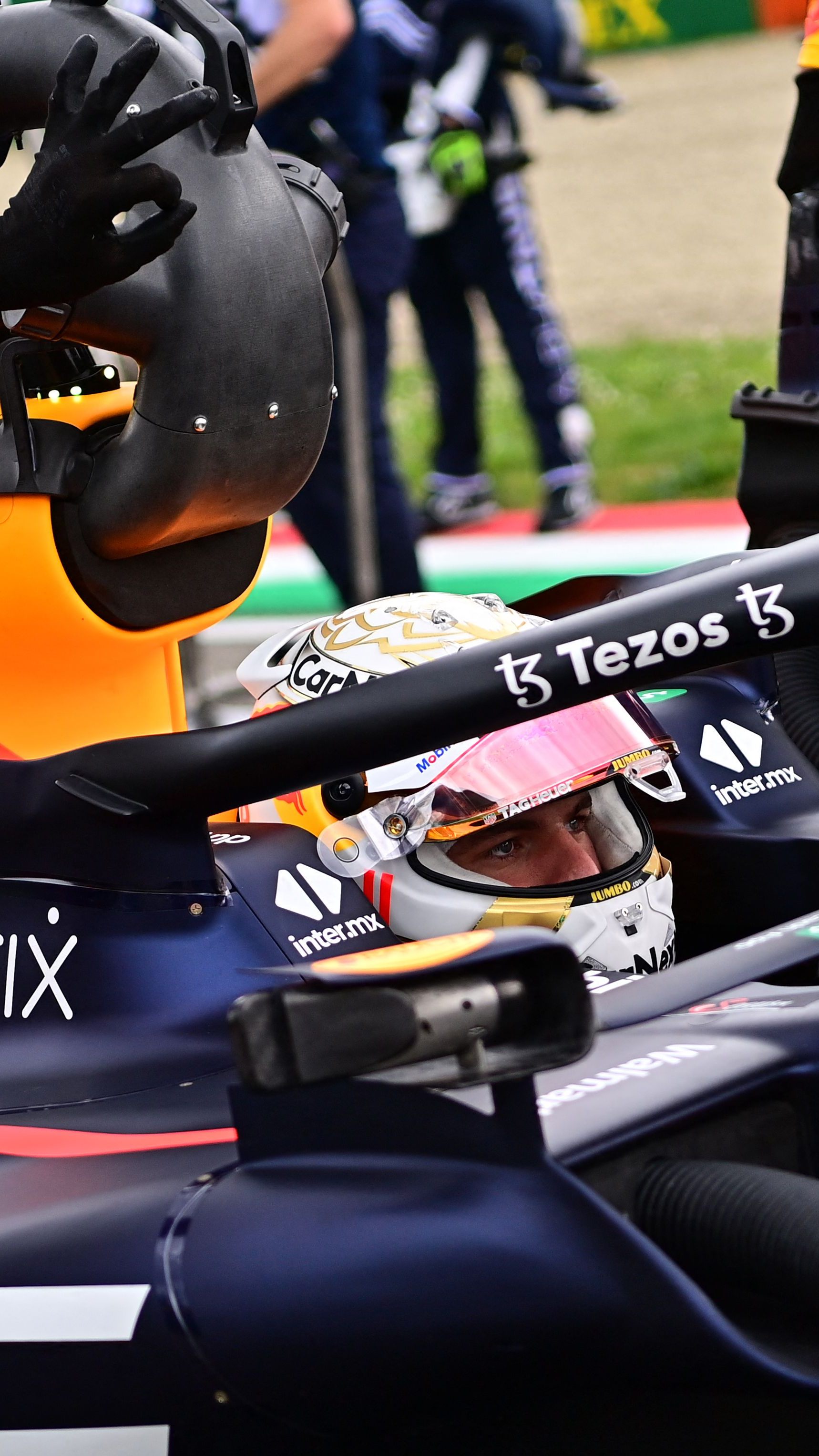 Max Verstappen hat das Sprintrennen in Imola gewonnen,