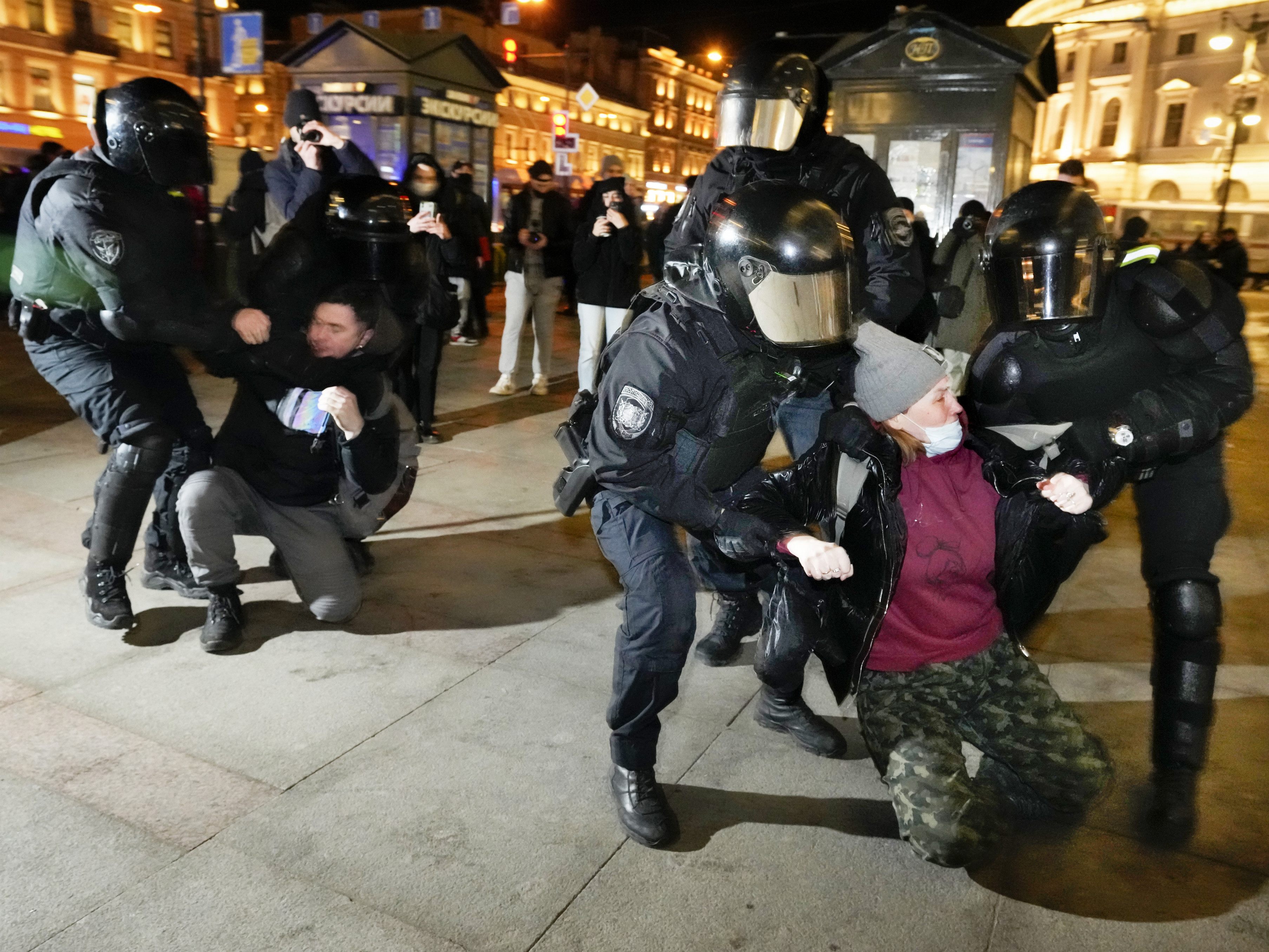 Russische Behörden gehen immer wieder hart gegen Kritiker am Ukraine-Krieg vor