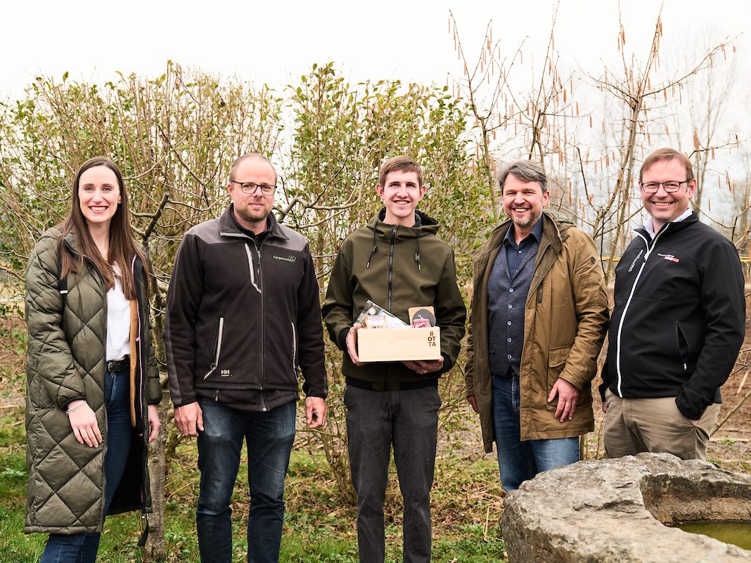 Nathalie Roithinger (Geschäftsführerin Lustenau Marketing), Philipp Alge (Inhaber Gartenbau Philipp Alge), Stefan Winder (Zweitplatzierter AustrianSkills), Kurt Fischer (Bürgermeister), Daniel Steinhofer (Vizebürgermeister).