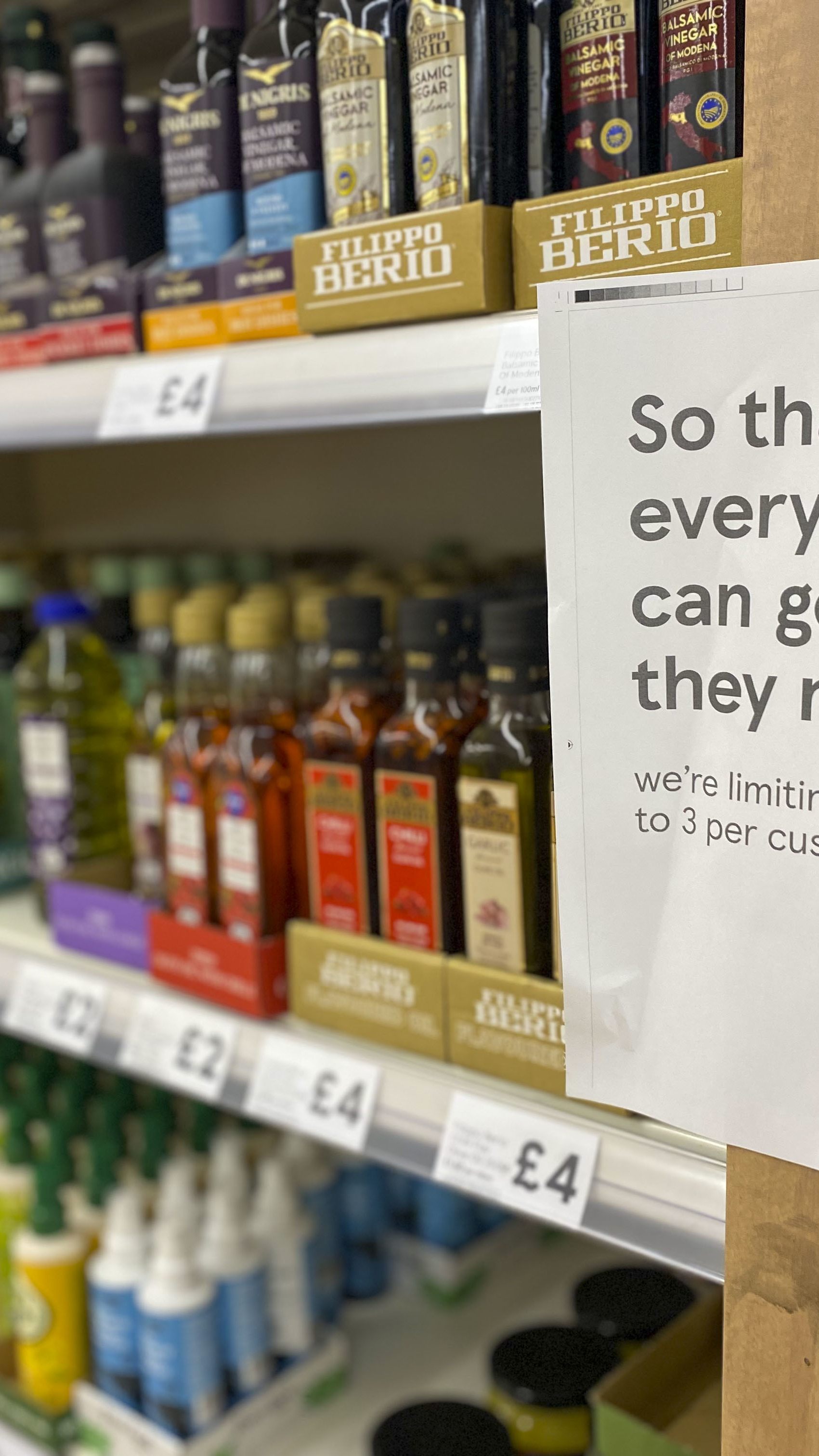 Hohe Lebenskosten in Großbritannien - Einzelhändler senken Preise.