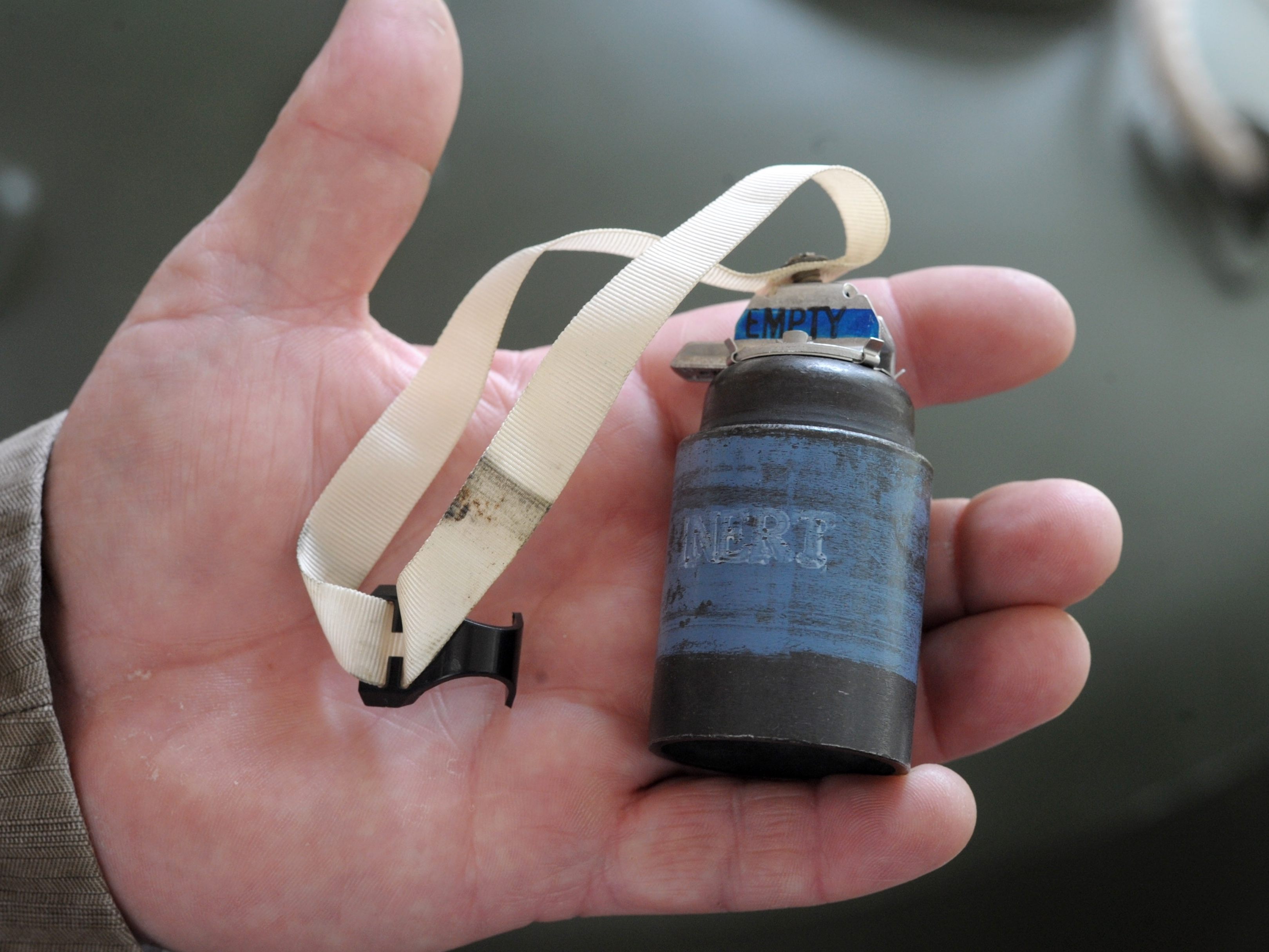 Das Archivbild einer Streubombe, die ein Mitarbeiter des Spreewerkes Lübben in Brandenburg hält. Das Archivbild einer Streubombe, die ein Mitarbeiter des Spreewerkes Lübben in Brandenburg hält.