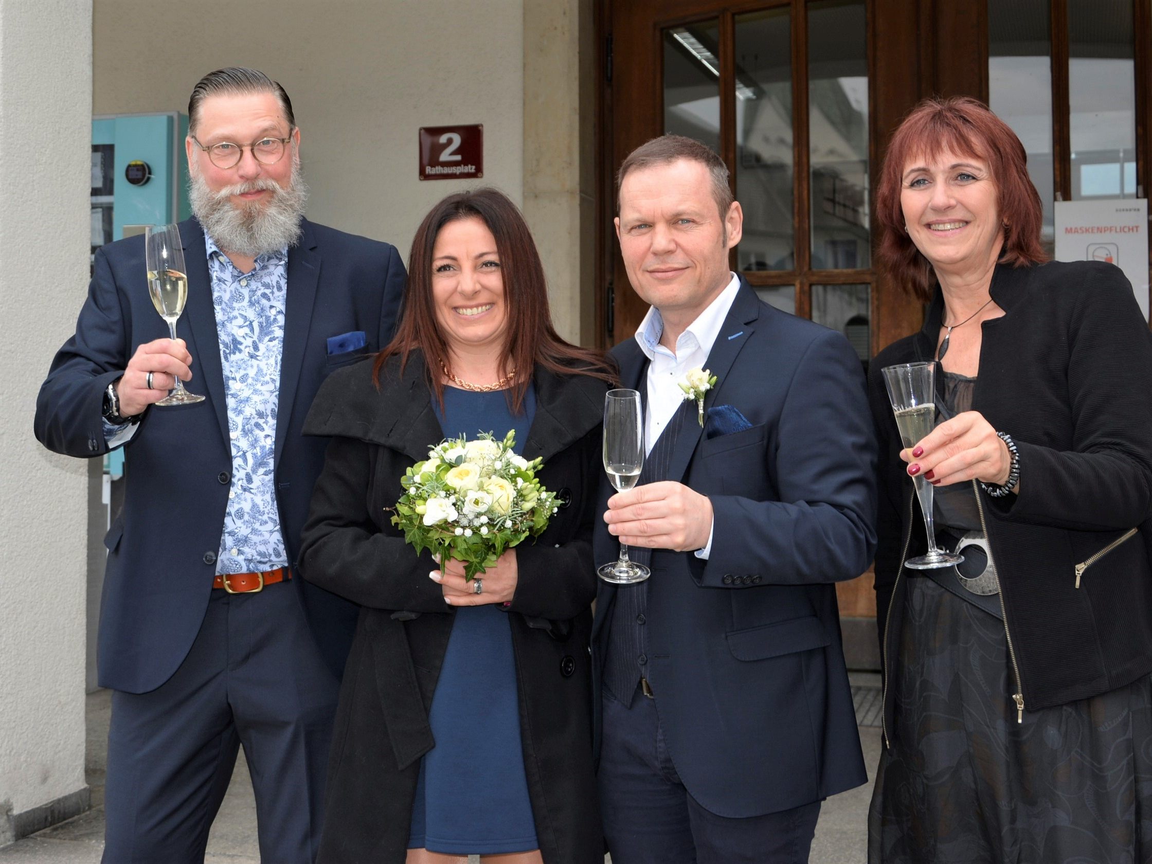 Das Brautpaar mit den Trauzeugen bei der standesamtlichen Hochzeit in Dornbirn. Das Brautpaar mit den Trauzeugen bei der standesamtlichen Hochzeit in Dornbirn.