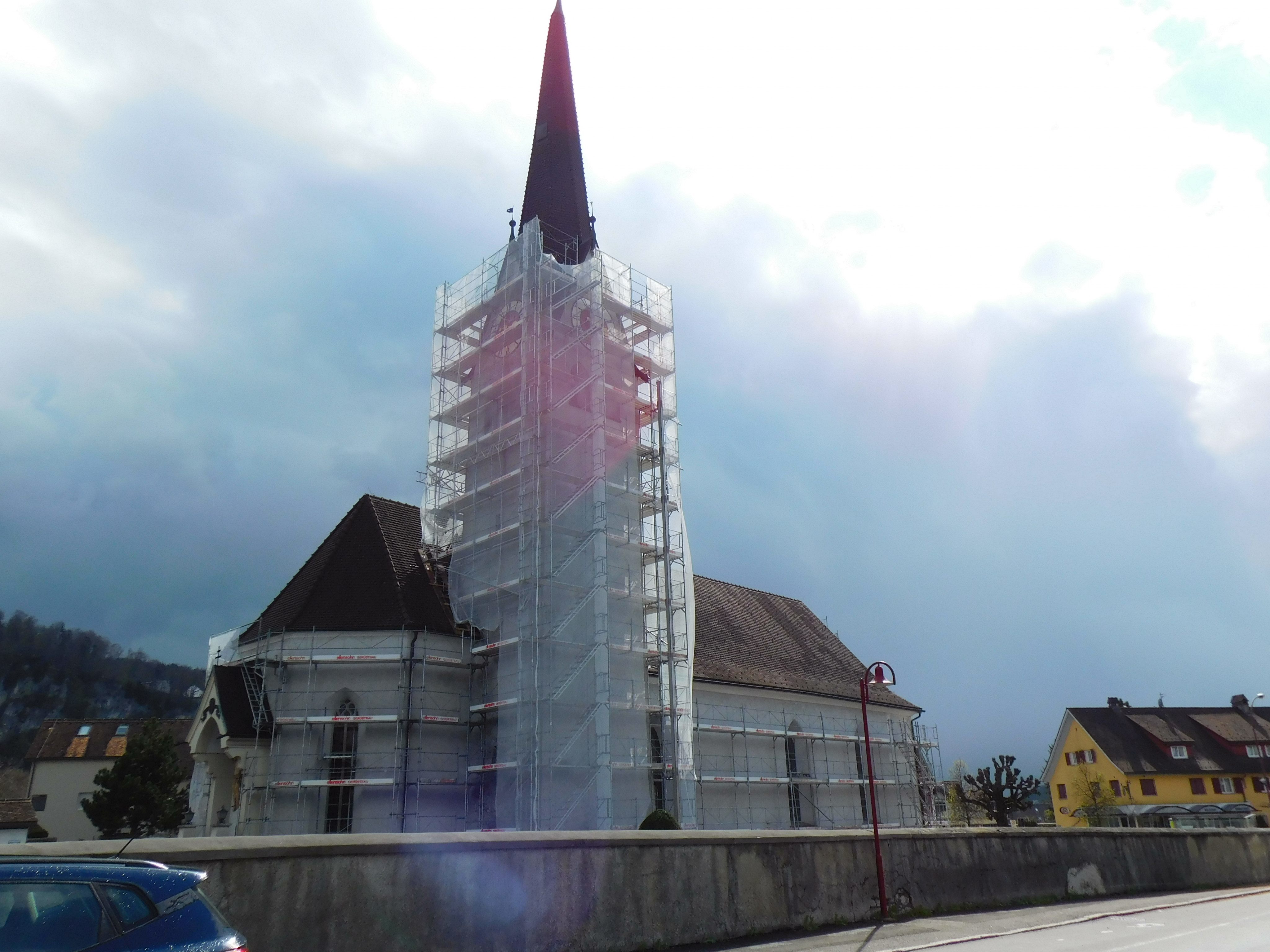 Für die dritte und letzte Sanierungsetappe wurde die Alte Kirche in Götzis in den letzten Wochen eingerüstet Für die dritte und letzte Sanierungsetappe wurde die Alte Kirche in Götzis in den letzten Wochen eingerüstet