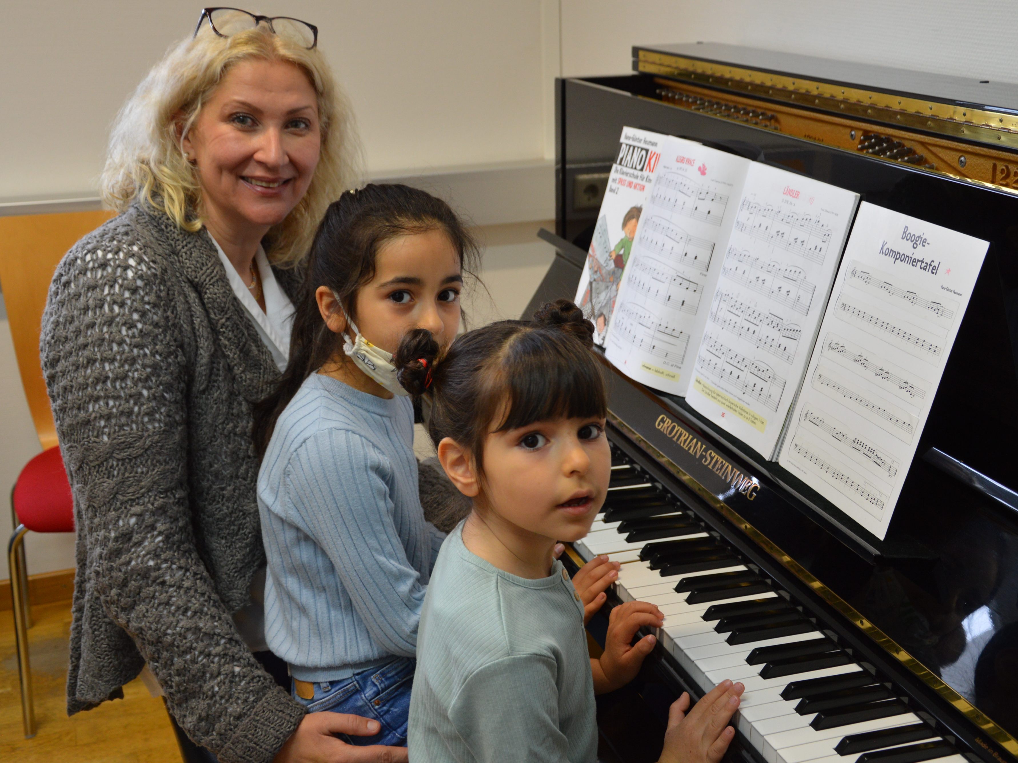Musikschule wurde gestürmt (Klavierlehrerin Katharina Lauterer mit Ada und Ipek) Musikschule wurde gestürmt (Klavierlehrerin Katharina Lauterer mit Ada und Ipek)