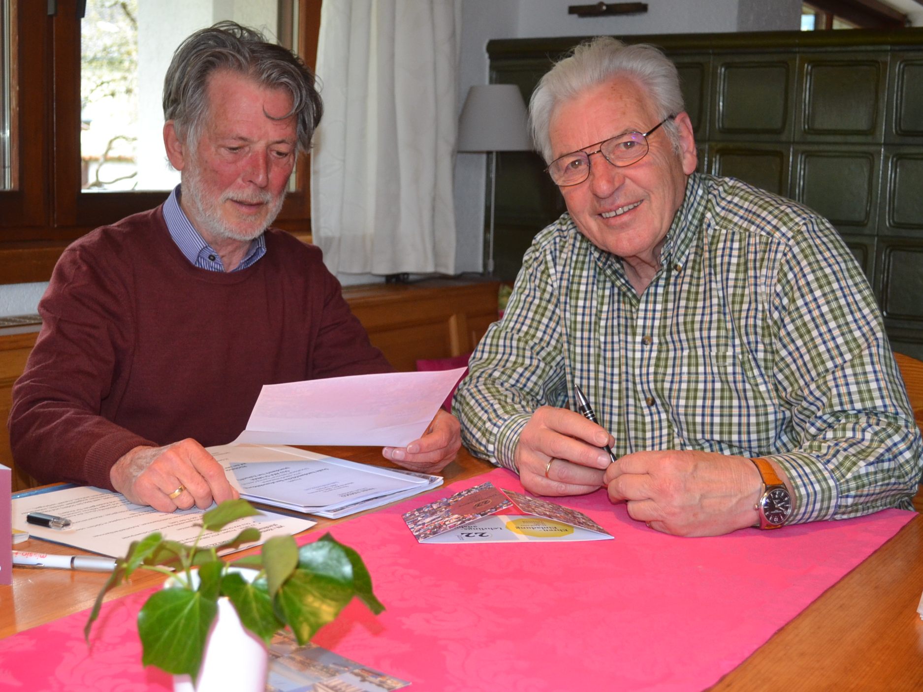 Die beiden Fidesco-Vorstandsmitglieder Hugo Ölz und Ferdinand Mayer bereiten derzeit den Festakt vor. Die beiden Fidesco-Vorstandsmitglieder Hugo Ölz und Ferdinand Mayer bereiten derzeit den Festakt vor.
