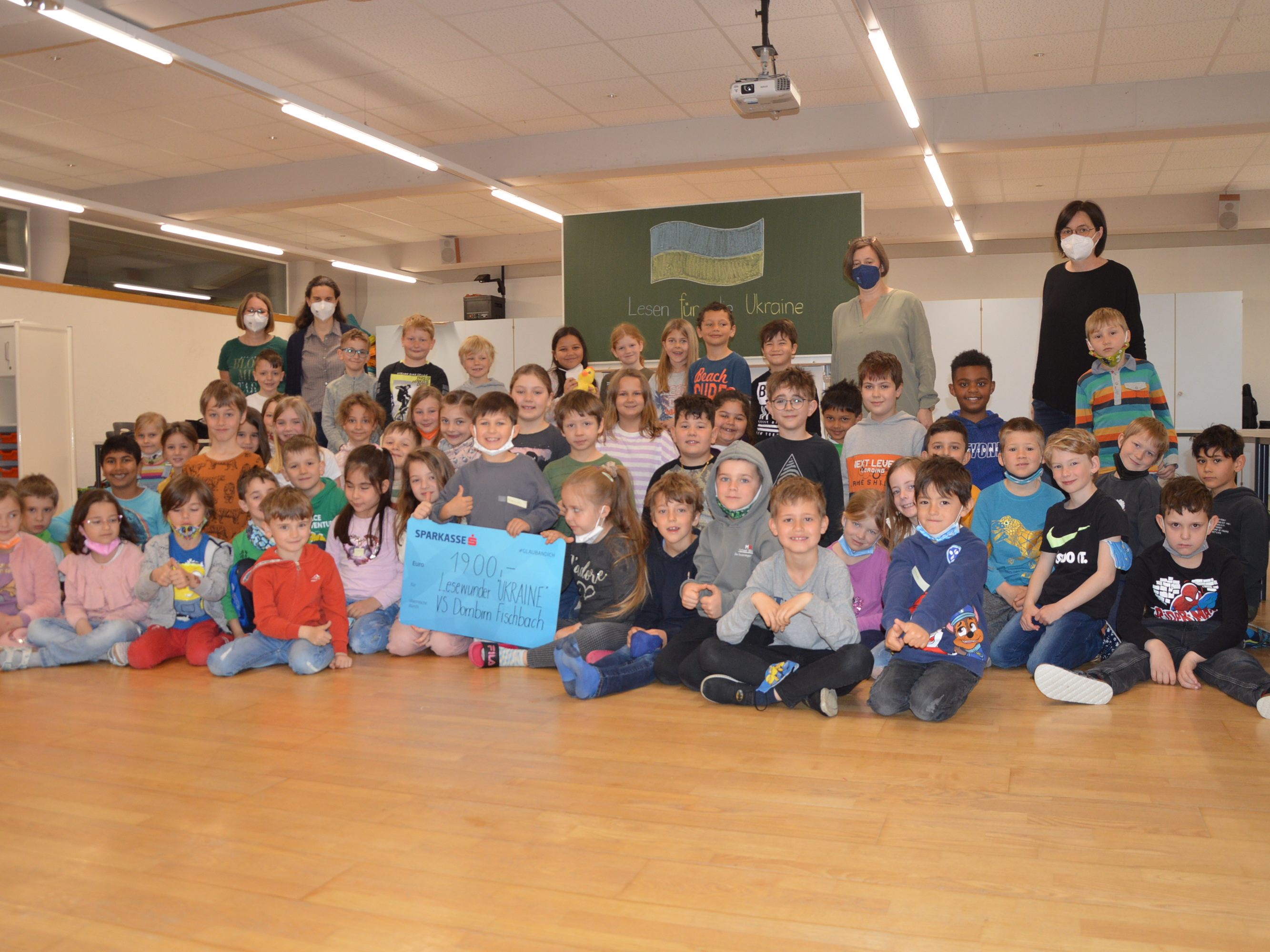 Die Volksschule Dornbirn Fischbach zeigt viel Herz für Menschen in und aus der Ukraine. Die Volksschule Dornbirn Fischbach zeigt viel Herz für Menschen in und aus der Ukraine.