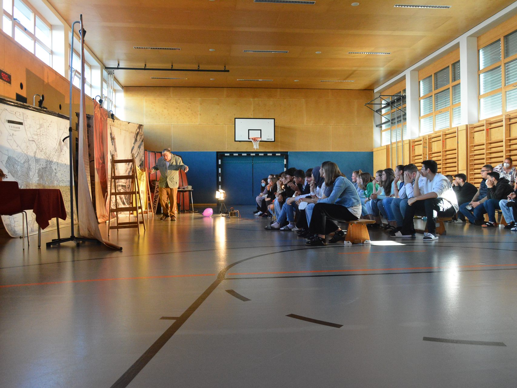 In der Mittelschule Rheindorf wurde der Literaturklassiker "Der Besucht der alten Dame" von Friedrich Dürrenmatt vom Forum Theater Wien aufgeführt. In der Mittelschule Rheindorf wurde der Literaturklassiker "Der Besucht der alten Dame" von Friedrich Dürrenmatt vom Forum Theater Wien aufgeführt.