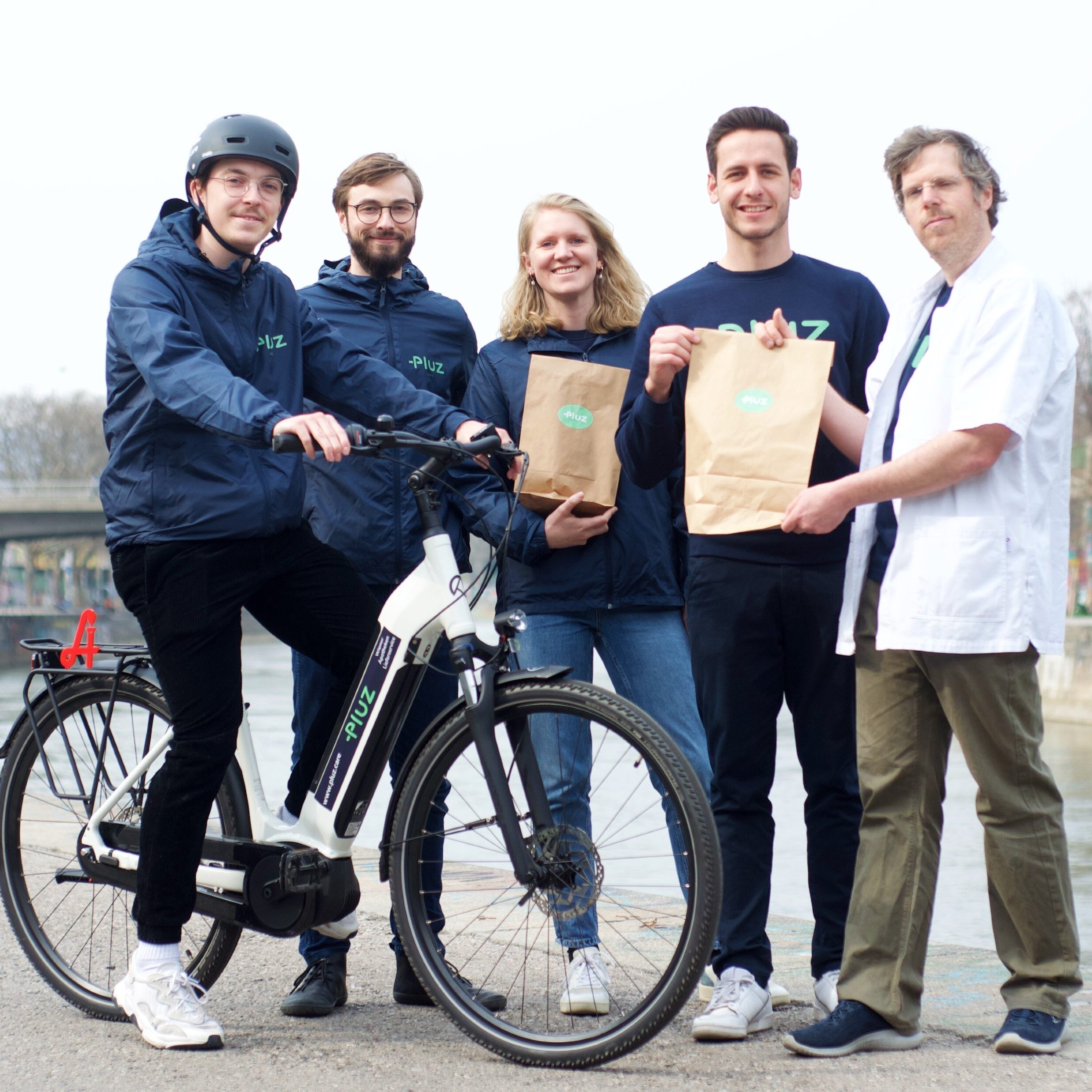 Das Pluz Care Team legt los: Rider Nino, Andre Schweighofer, Lena Hödl, Florian Schenk und Apotheker Viktor Hafner.