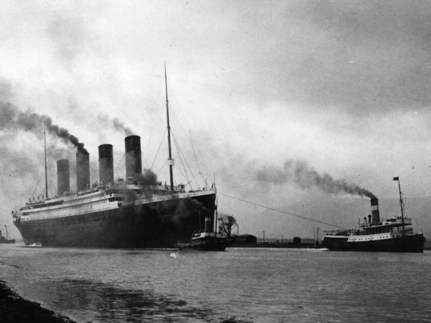 Die Titanic wird von Schleppern zu ihrer Jungfernfahrt aus dem Hafen von Southampton gezogen.