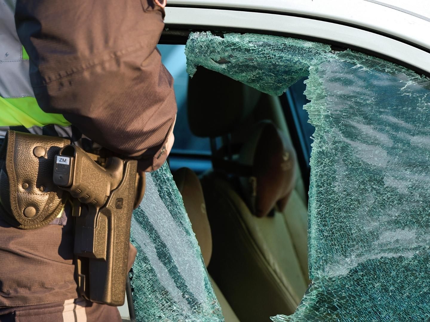 Die Polizei schlug die Scheiben ein, da der Mann auf keine Klopfzeichen reagierte.