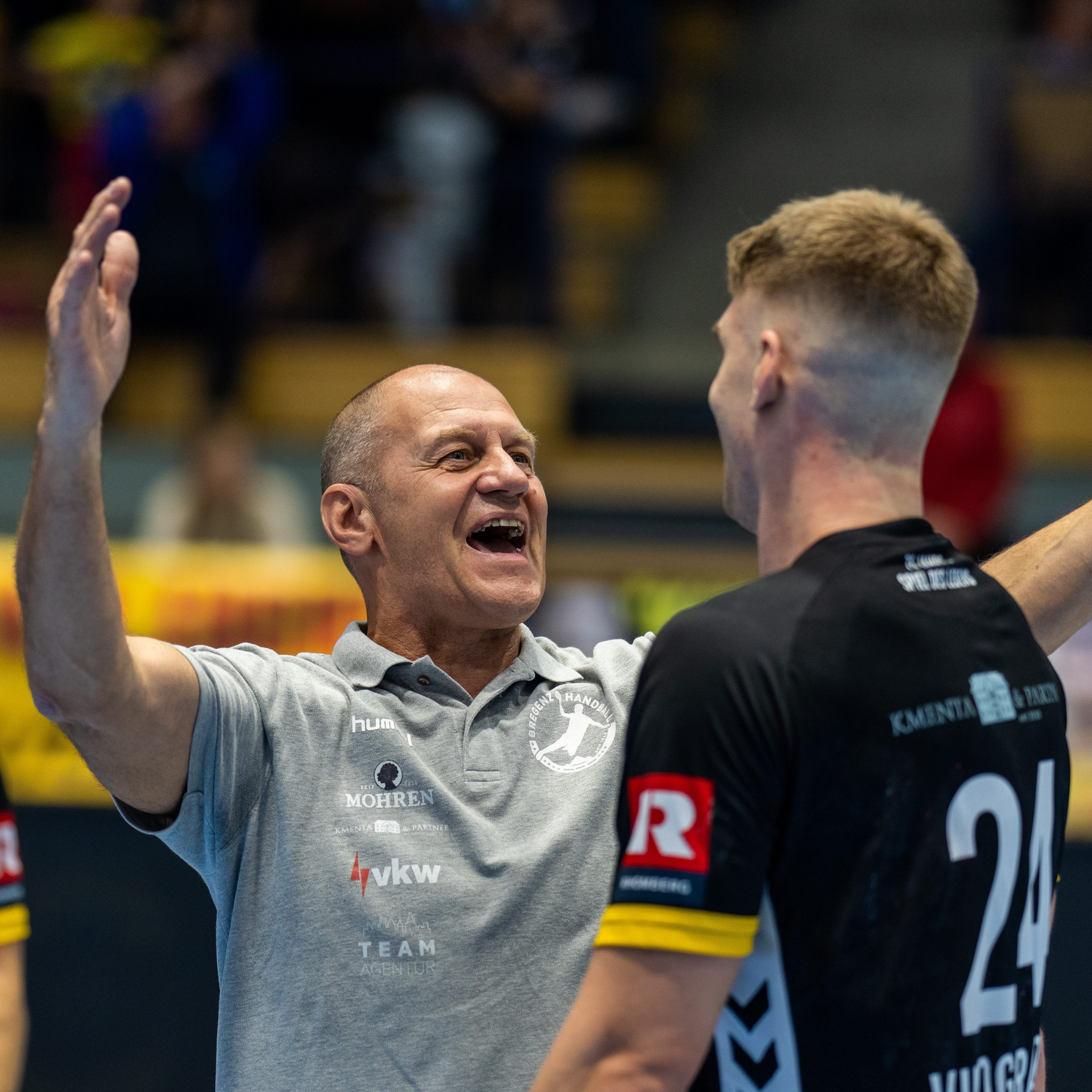 Trainer Burger jubelt mit seinem Topscorer Vinogradov über den Sieg gegen Linz.