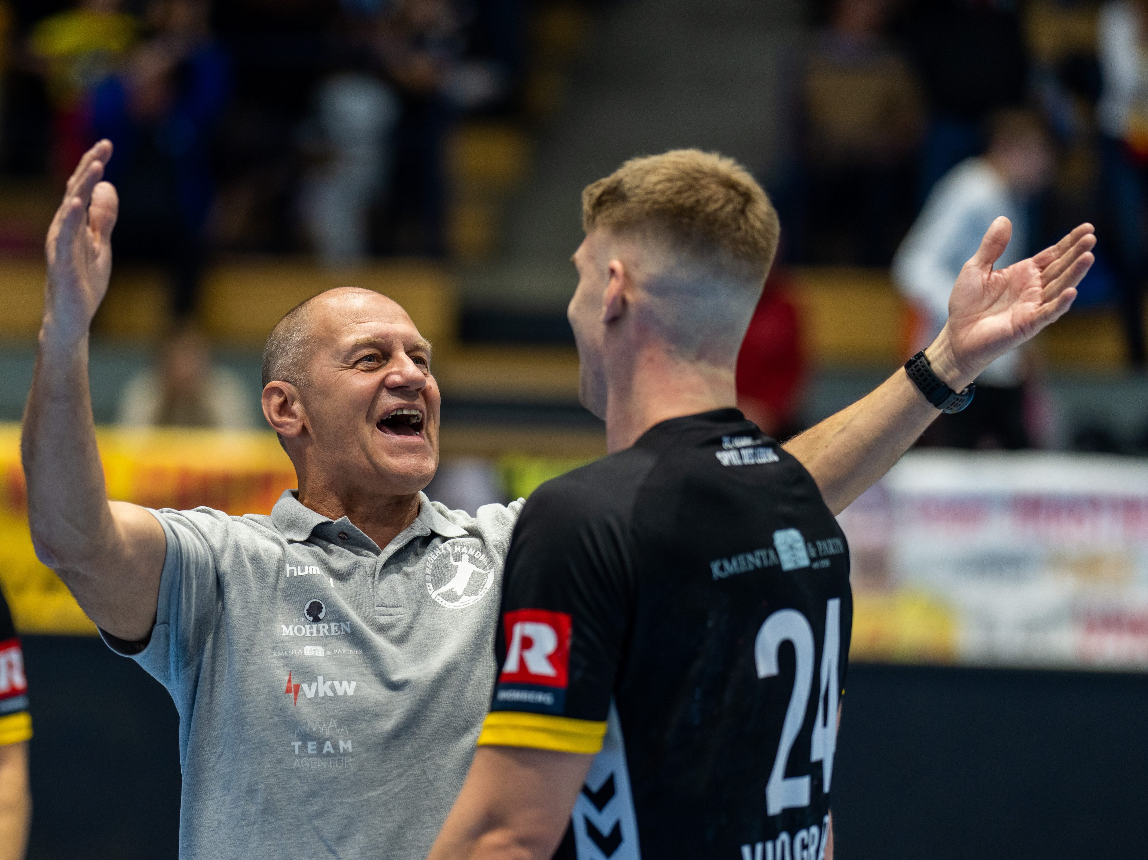 Trainer Burger jubelt mit seinem Topscorer Vinogradov über den Sieg gegen Linz.