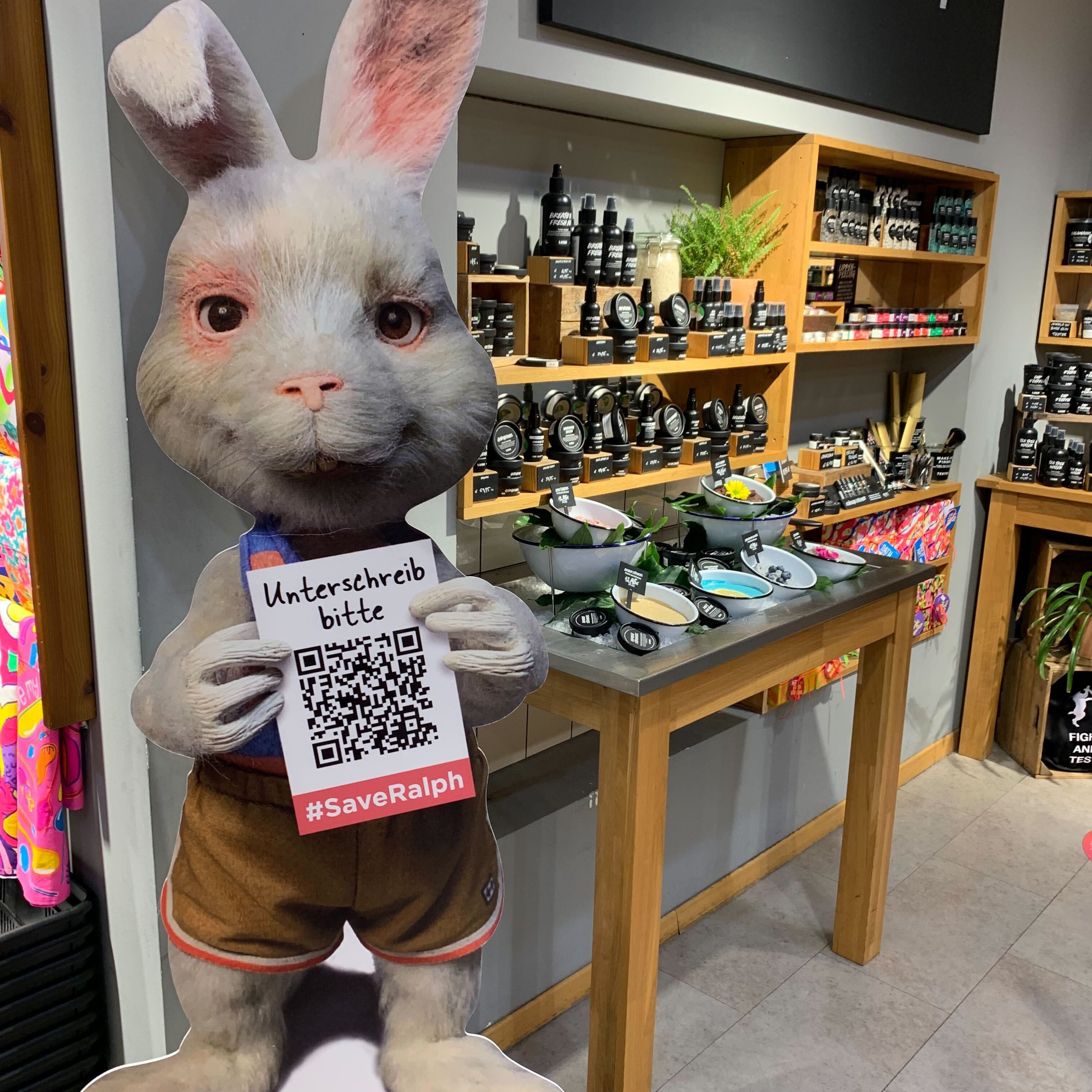 Lush weist mit Testimonal-Hase Ralph auf die Kampagne zur Tierversuchsfreien Kosmetik hin