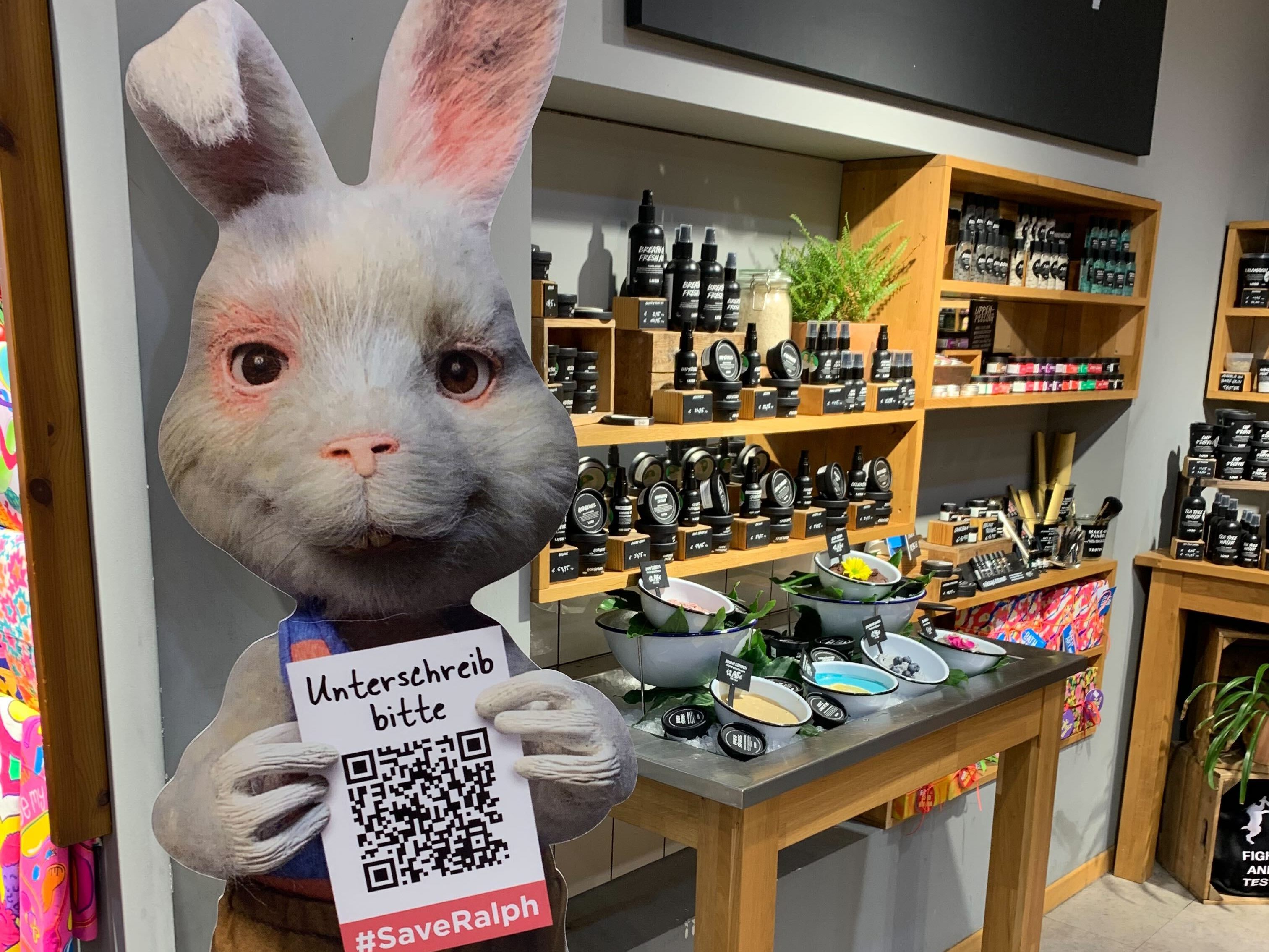 Lush weist mit Testimonal-Hase Ralph auf die Kampagne zur Tierversuchsfreien Kosmetik hin Lush weist mit Testimonal-Hase Ralph auf die Kampagne zur Tierversuchsfreien Kosmetik hin