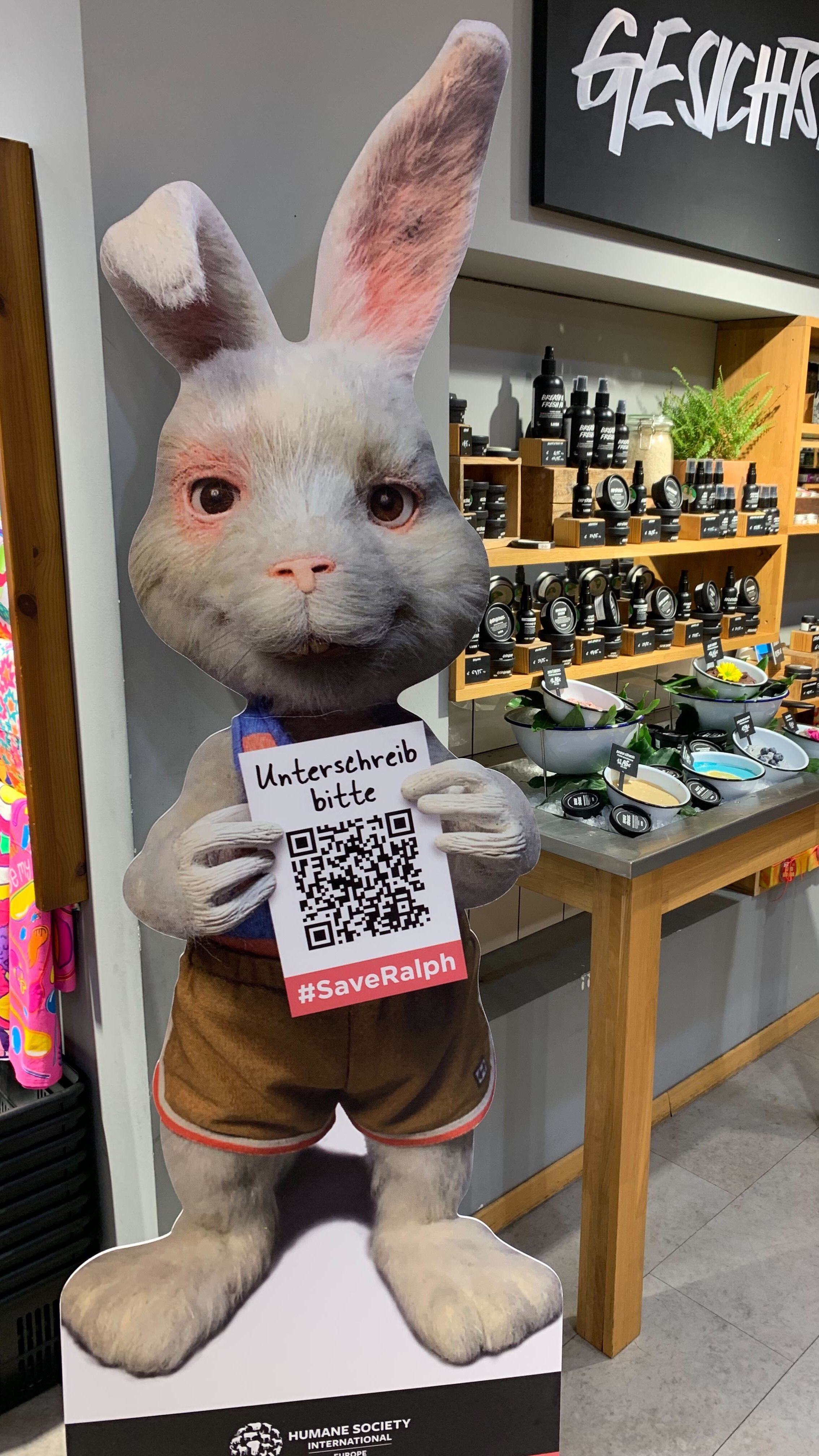 Lush weist mit Testimonal-Hase Ralph auf die Kampagne zur Tierversuchsfreien Kosmetik hin
