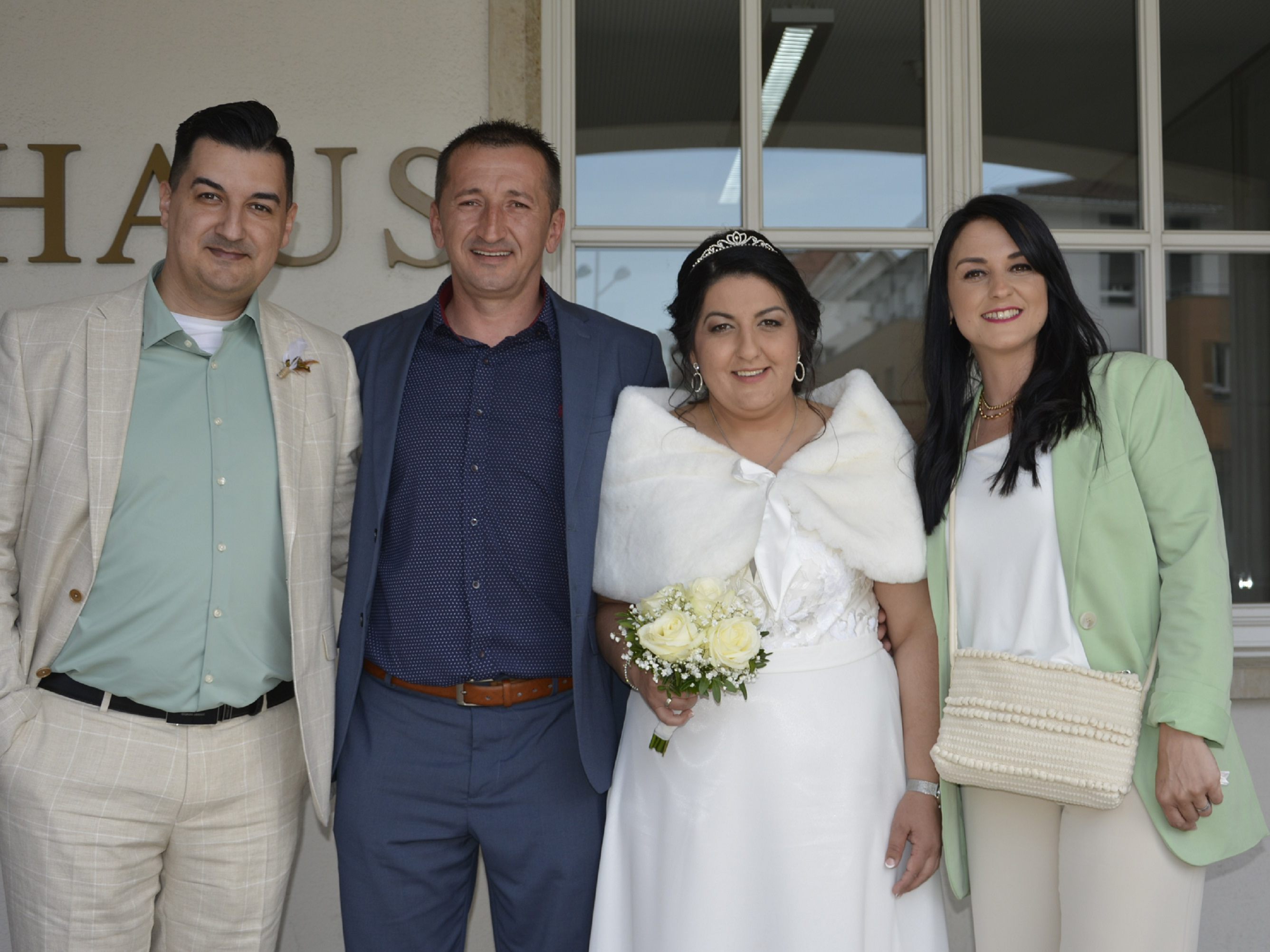 Das Brautpaar mit den Trauzeugen bei der standesamtlichen Hochzeit in Dornbirn. Das Brautpaar mit den Trauzeugen bei der standesamtlichen Hochzeit in Dornbirn.