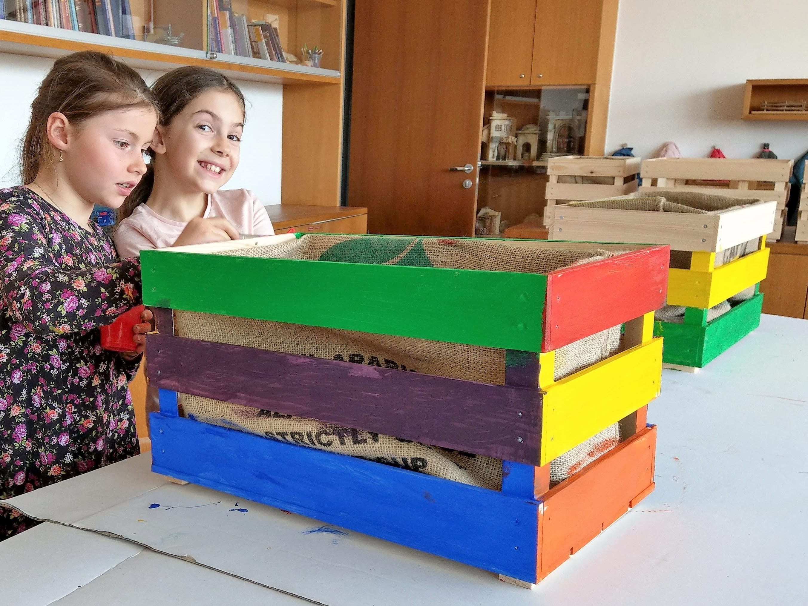 Kids der VS Buch legten kürzlich den Grundstein für den eigenen Garten im Kleinformat.