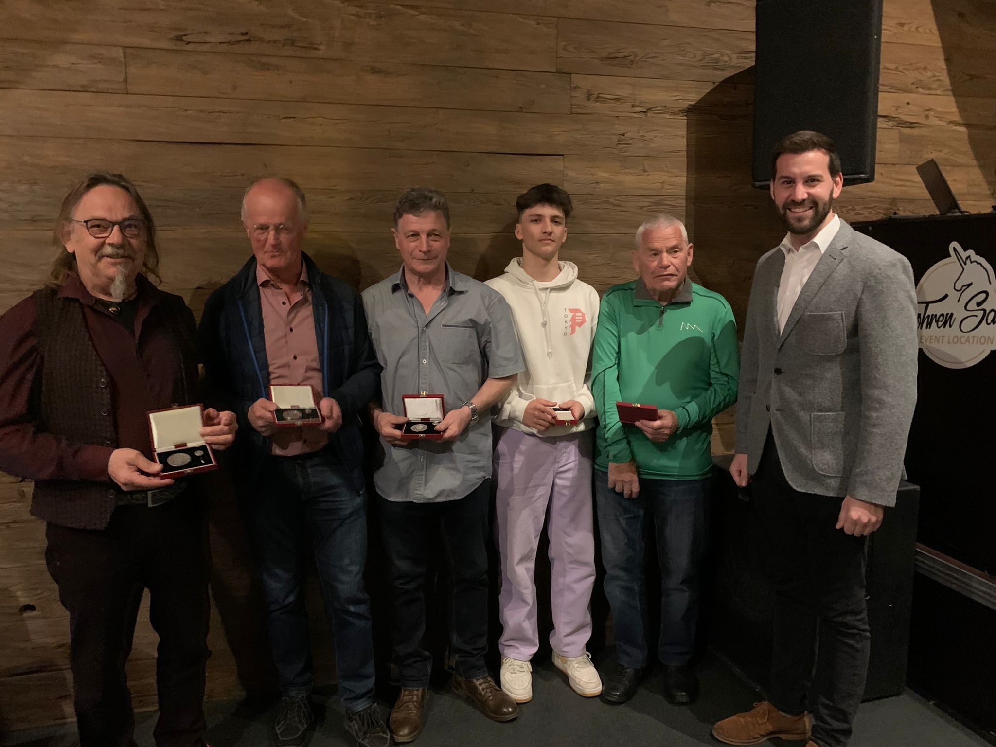 Klaus Juffinger, Viktor Jesacher, Günter Buda, Adrian Dovjak, Reinhold Oberhammer, Bgmst. Simon Tschann (v.l.). Klaus Juffinger, Viktor Jesacher, Günter Buda, Adrian Dovjak, Reinhold Oberhammer, Bgmst. Simon Tschann (v.l.).