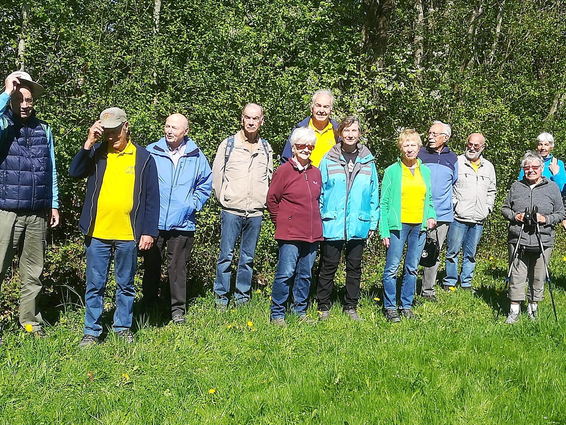 Ein Teil der Wandergruppe beim Halt bei den Lehmlöchern