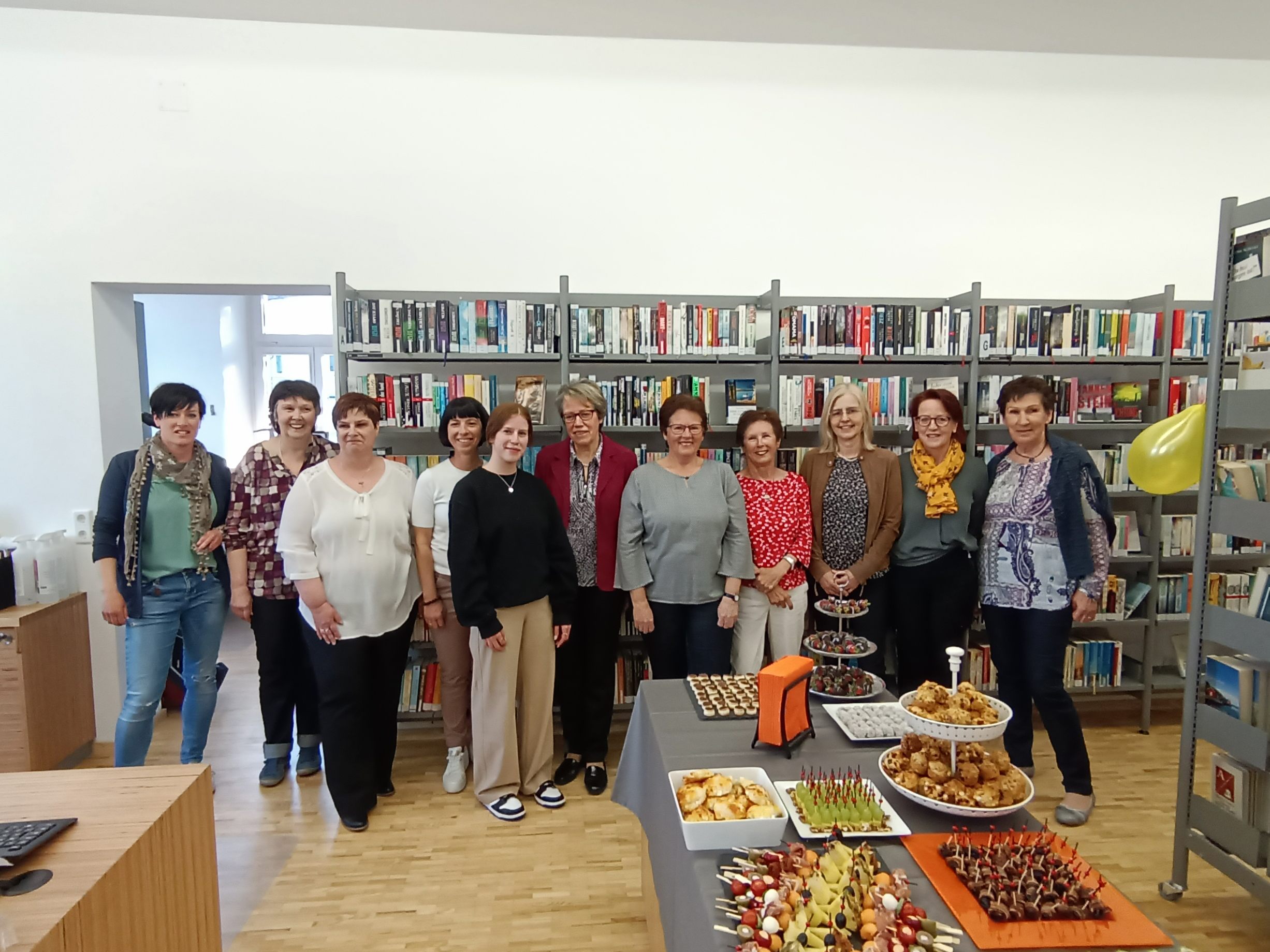 Das Bibliotheksteam mit Leitung und ehrenamtlichen Mitarbeiterinnen. Das Bibliotheksteam mit Leitung und ehrenamtlichen Mitarbeiterinnen.