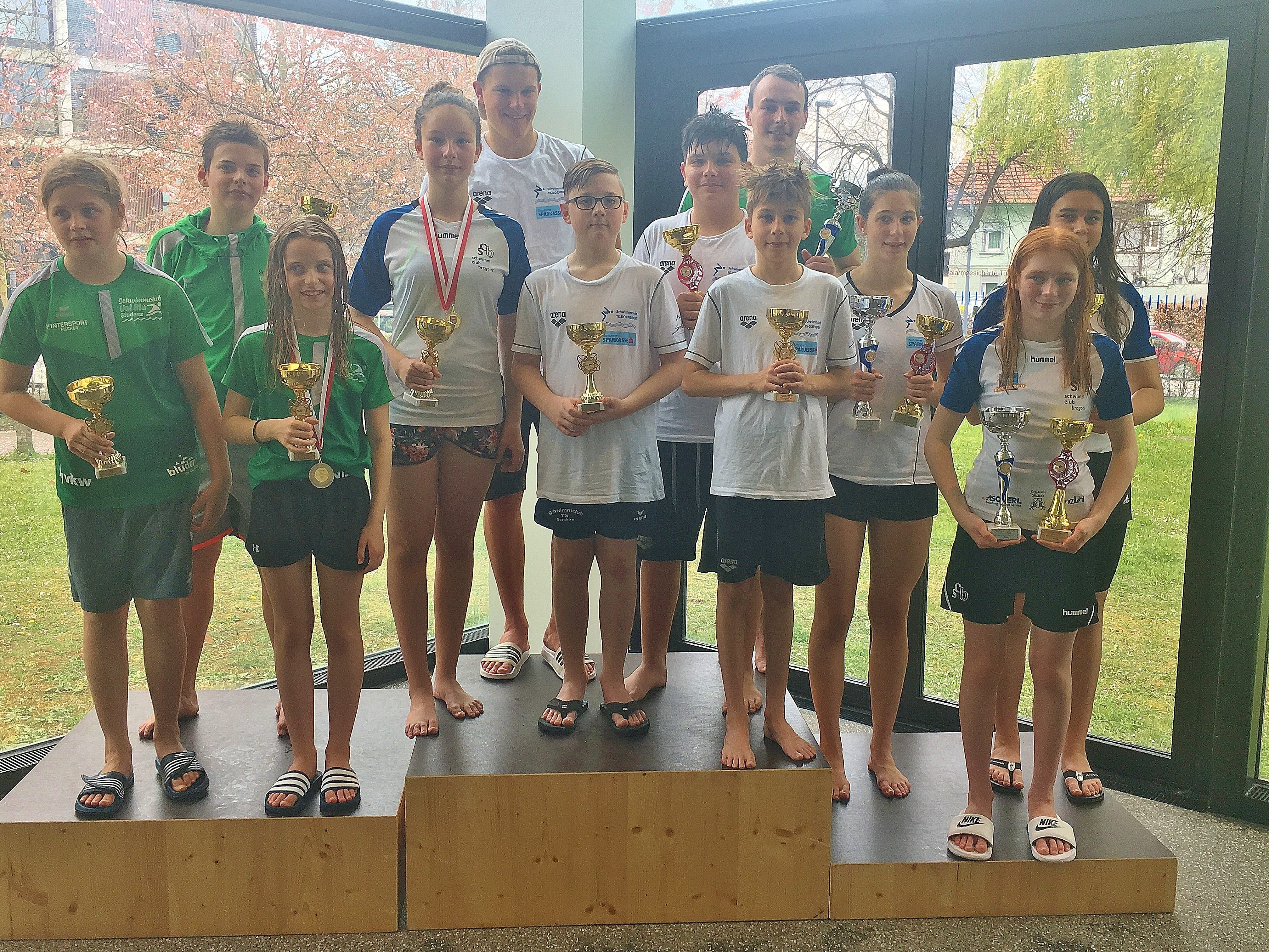 Die stolzen Pokalgewinner der Hallenlandesmeisterschaft im Schwimmen.