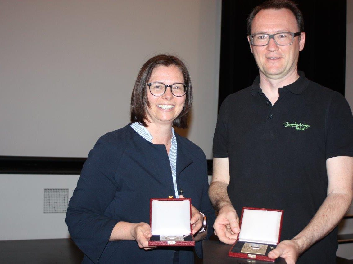 Bürgermeisterin Katharina Wöss-Krall gratuliert Schütze Stefan Abbrederis zum Ehrenzeichen in Silber.