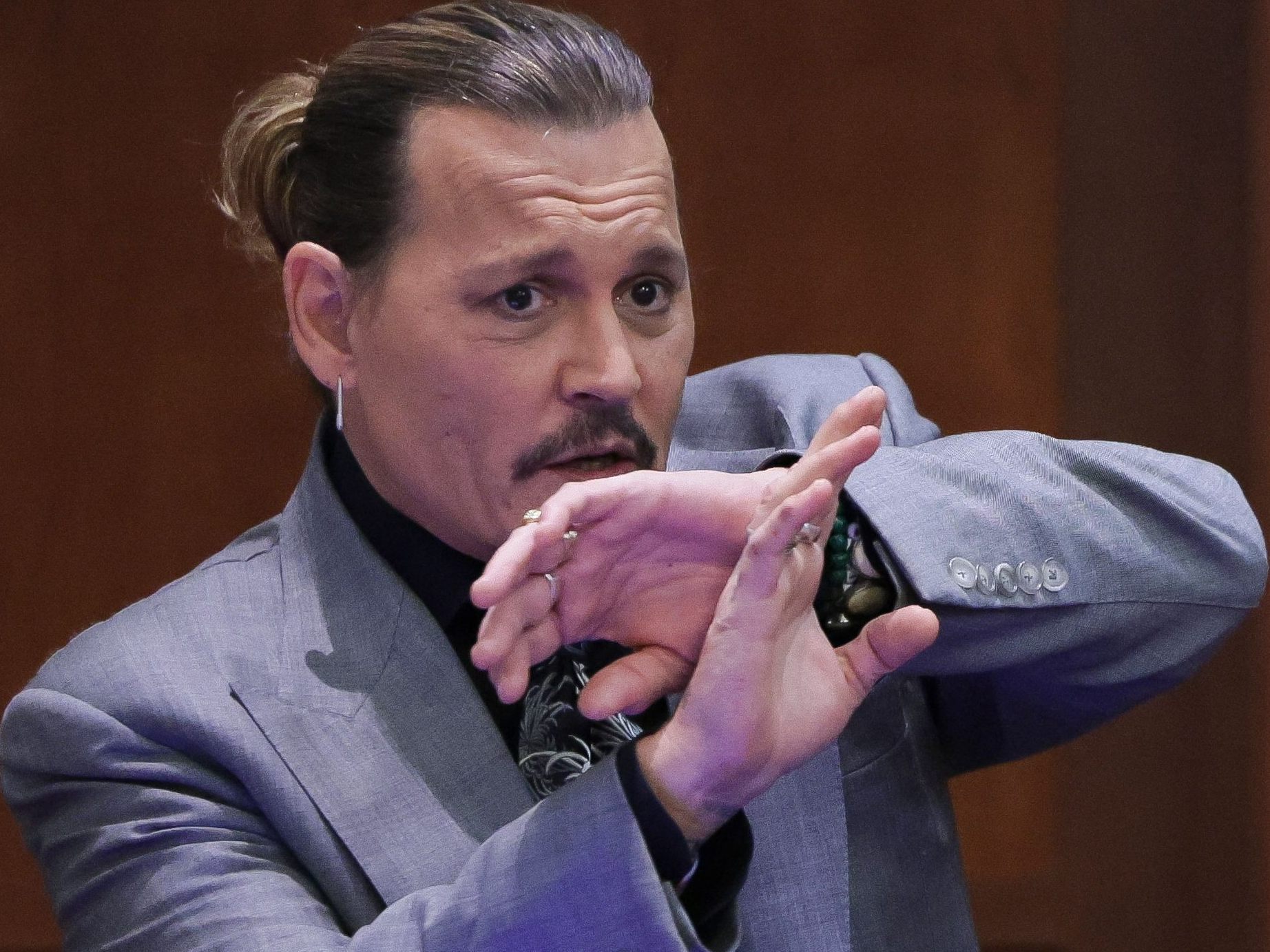 Johnny Depp nennt die Vorwürfe "ruchlos und verstörend". Johnny Depp nennt die Vorwürfe "ruchlos und verstörend".