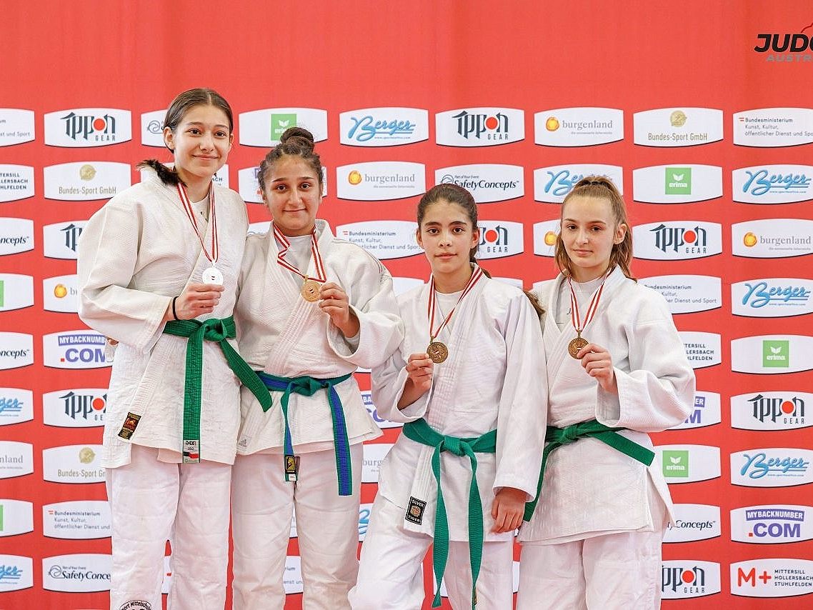 Die Judo-Mädchen aus dem Ländle hatten allen Grund zum Jubeln und räumten die Silber- und Goldmedaille bei der U16-Staatsmeisterschaft ab. Die Judo-Mädchen aus dem Ländle hatten allen Grund zum Jubeln und räumten die Silber- und Goldmedaille bei der U16-Staatsmeisterschaft ab.