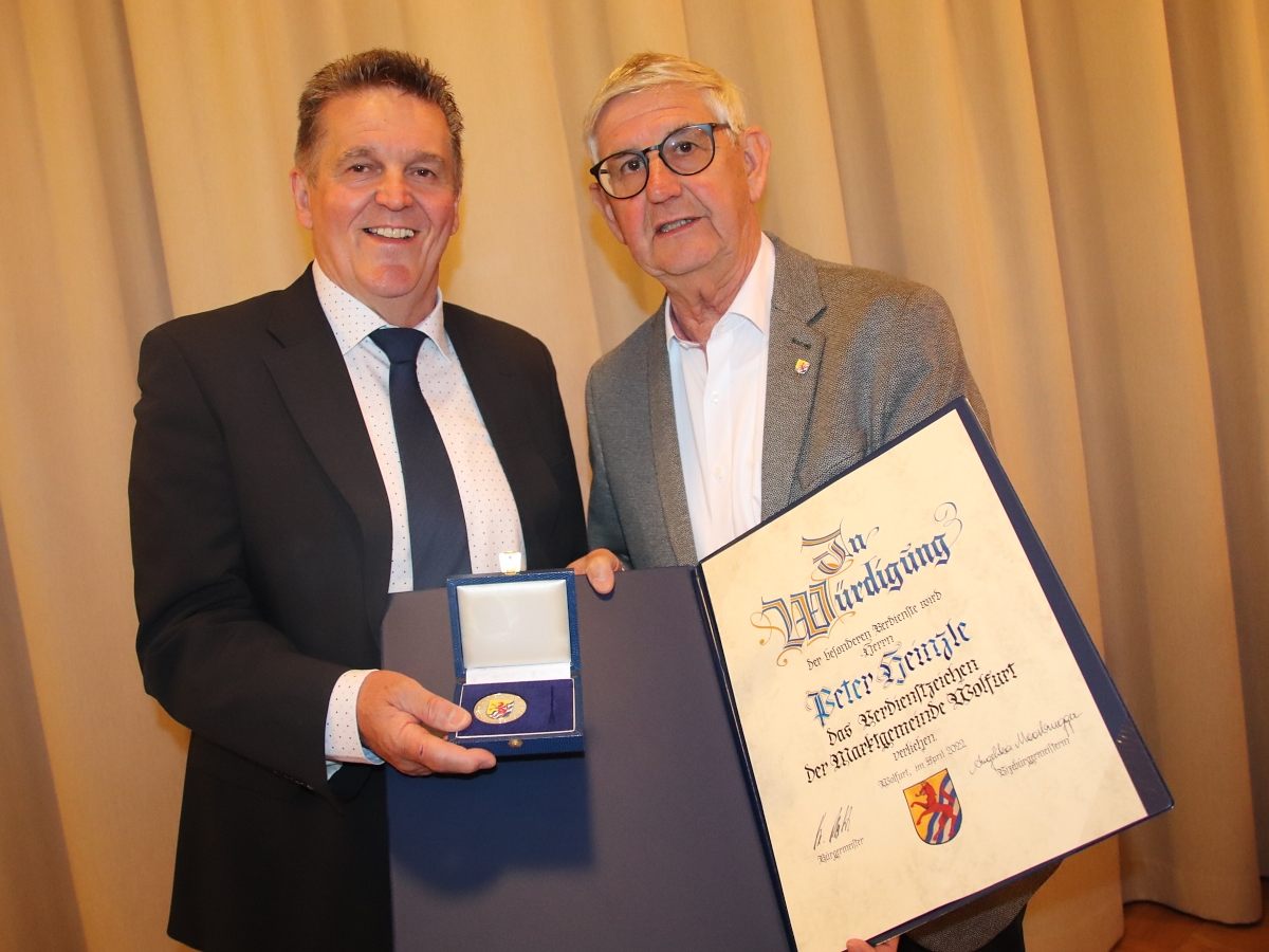 Bgm. Christian Natter verlieh Peter Heinzle das offizielle Verdienstehrenzeichen. Bgm. Christian Natter verlieh Peter Heinzle das offizielle Verdienstehrenzeichen.